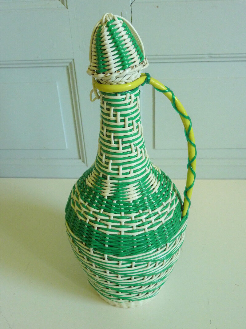 Green and white scoubidou bottle