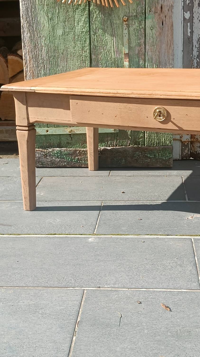 Solid wood coffee table with drawer and original key.