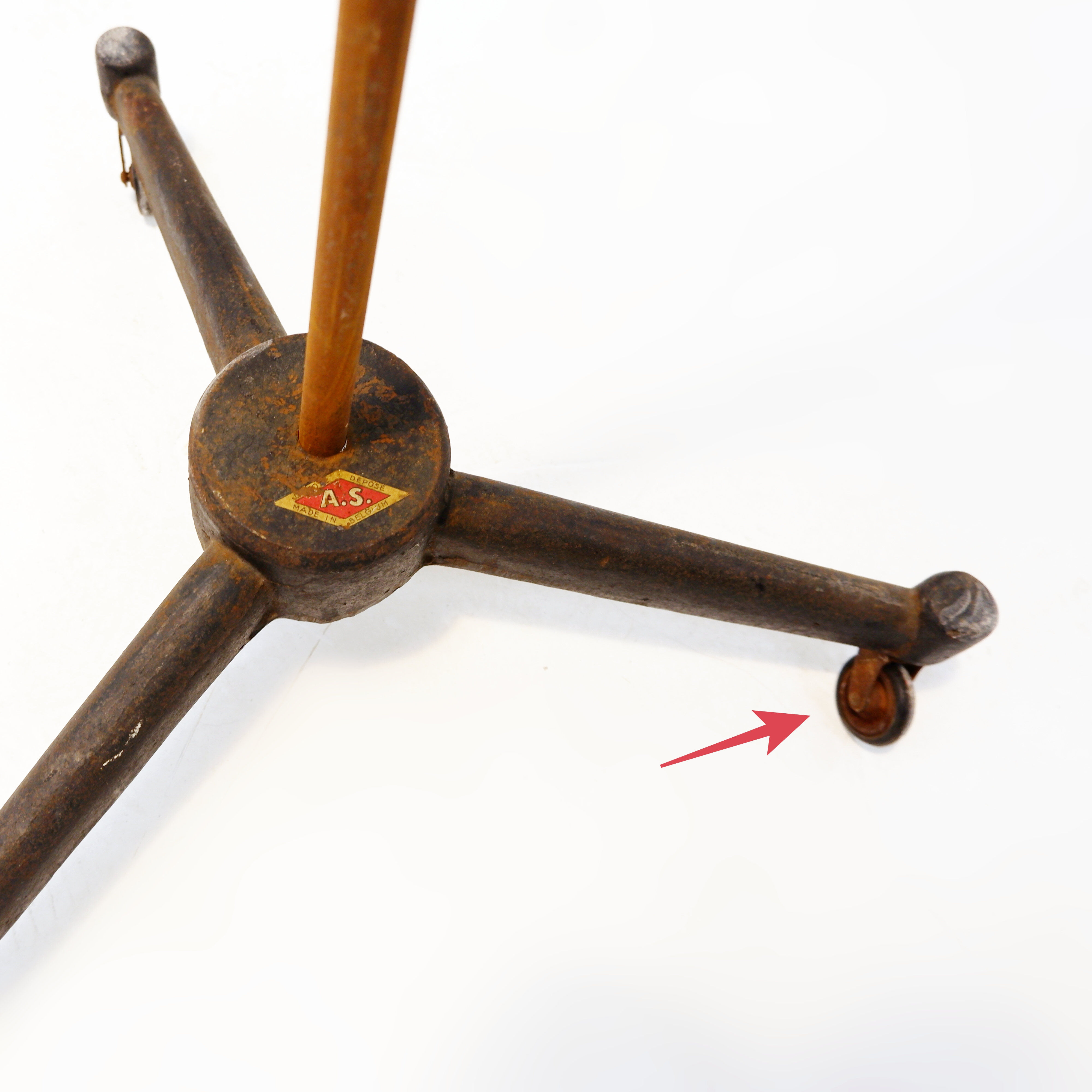 Industrial articulated floor lamp