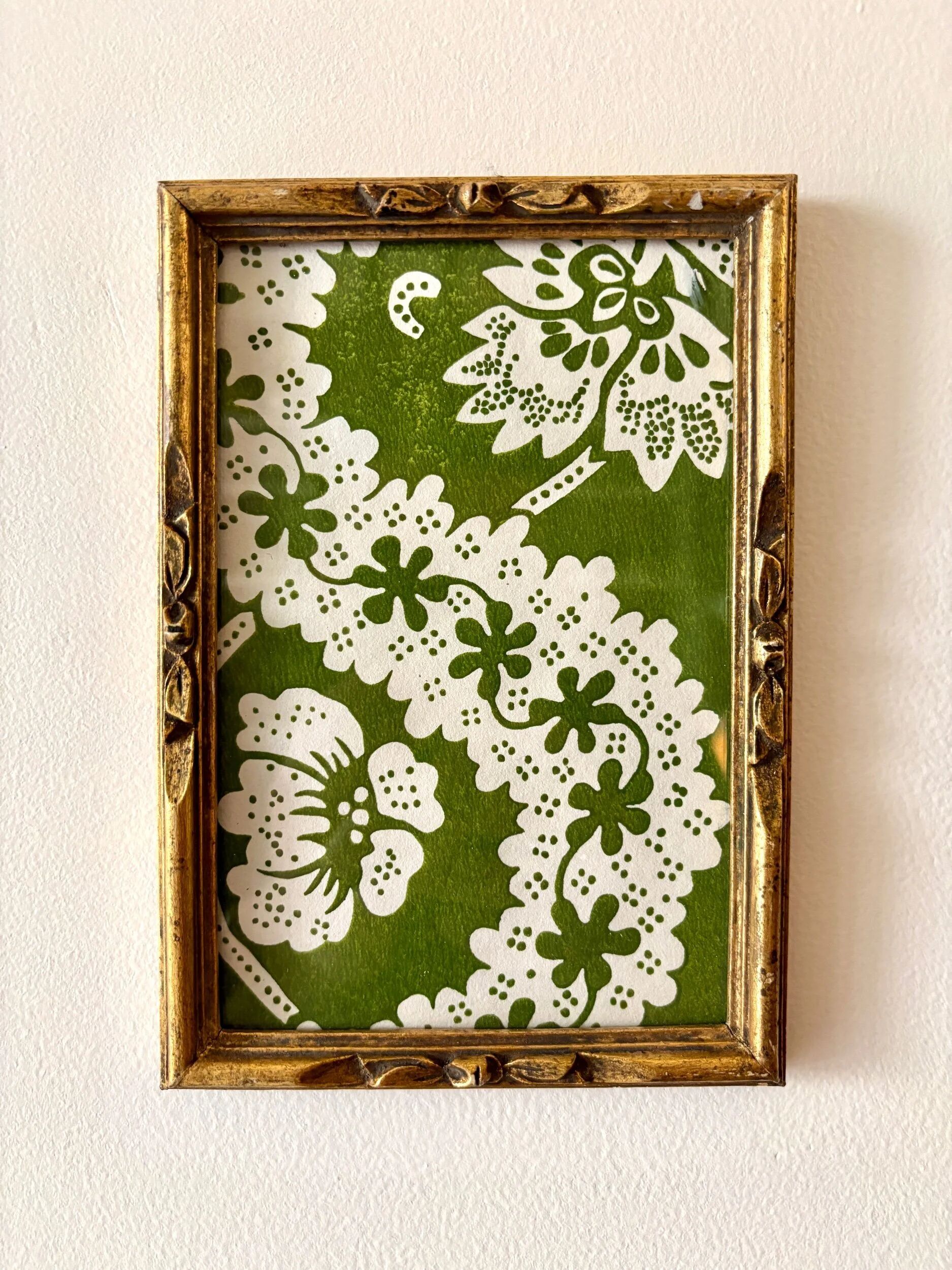 Golden wooden frame with domino paper Antoinette Poisson 96C "Oratorio"