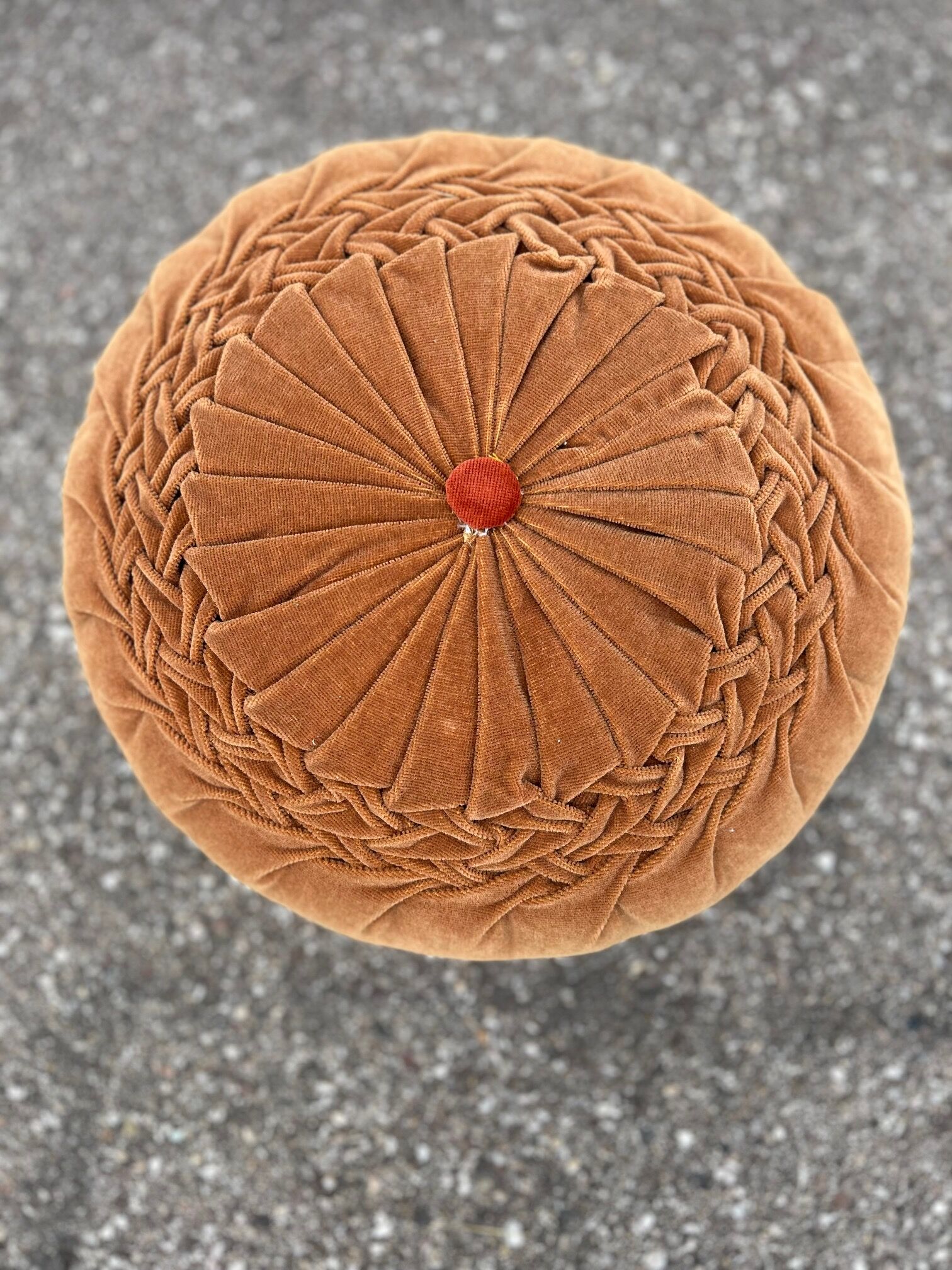 Coussin pouf en velours 1960