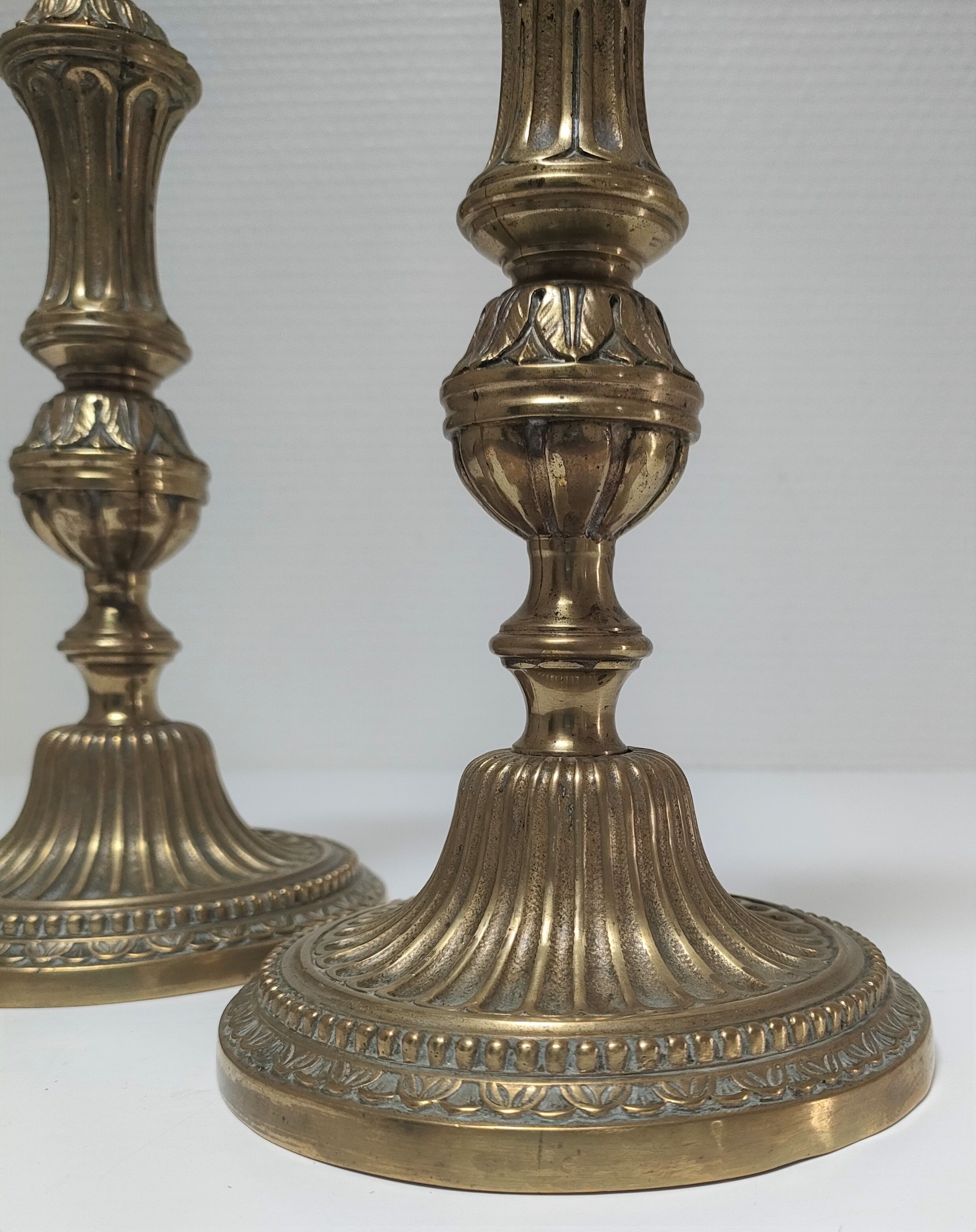 Paire de bougeoirs flambeaux bronze doré patiné style louis xvi époque 19ème