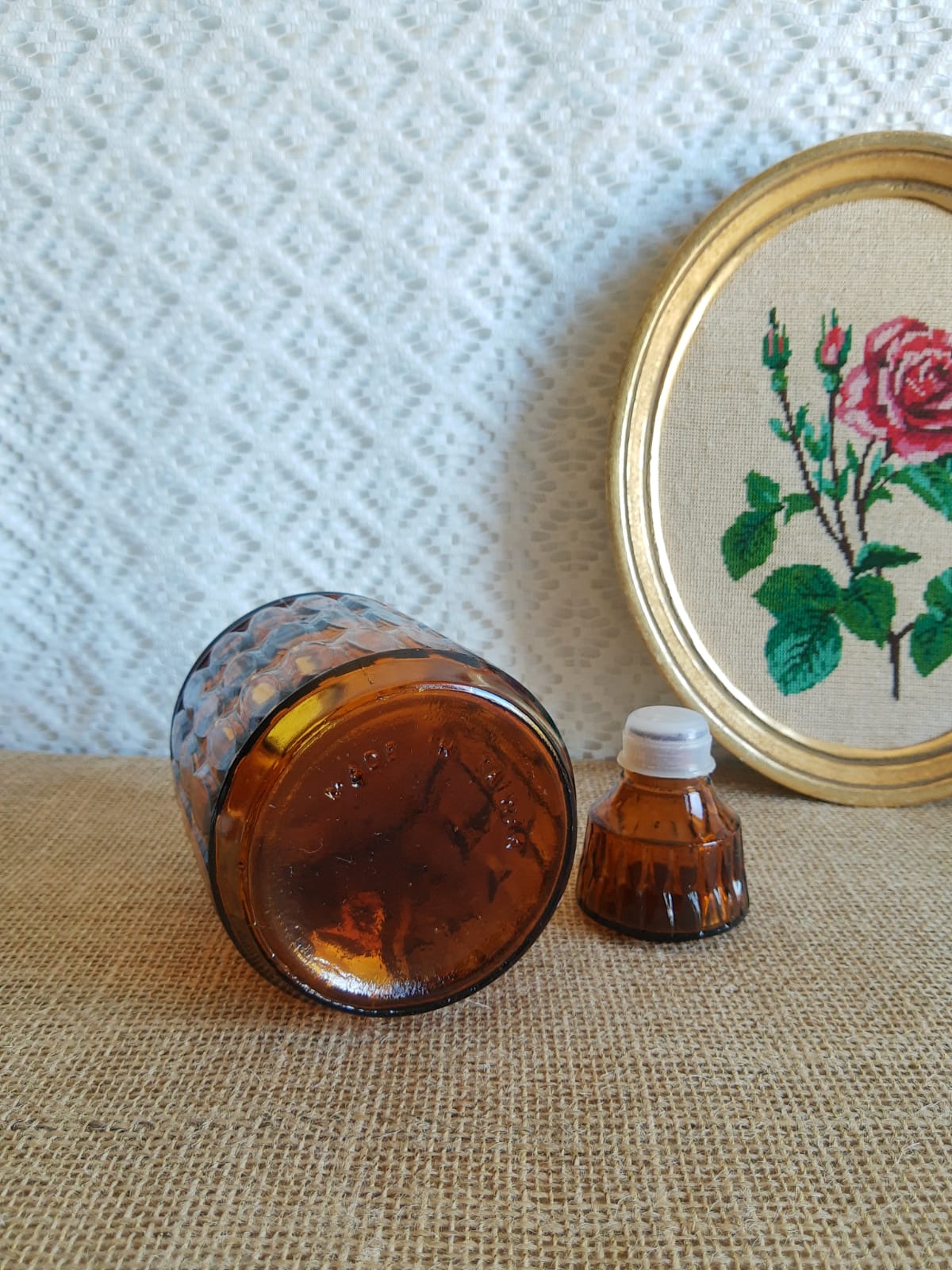 Carafe en verre ambré avec bouchon vintage