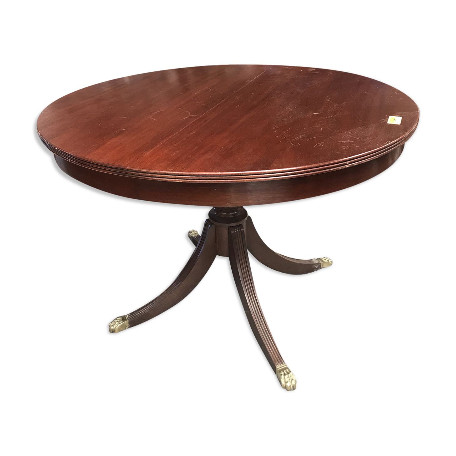 Round extendable dining table for six people, mahogany.