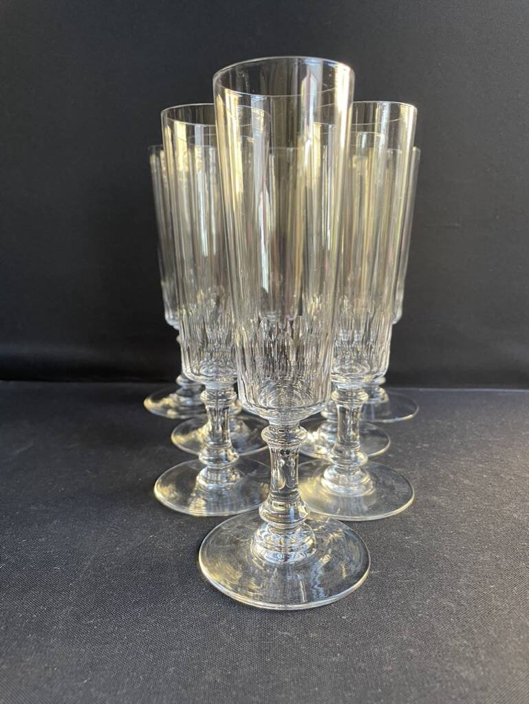 8 Champagne flutes – light cut crystal