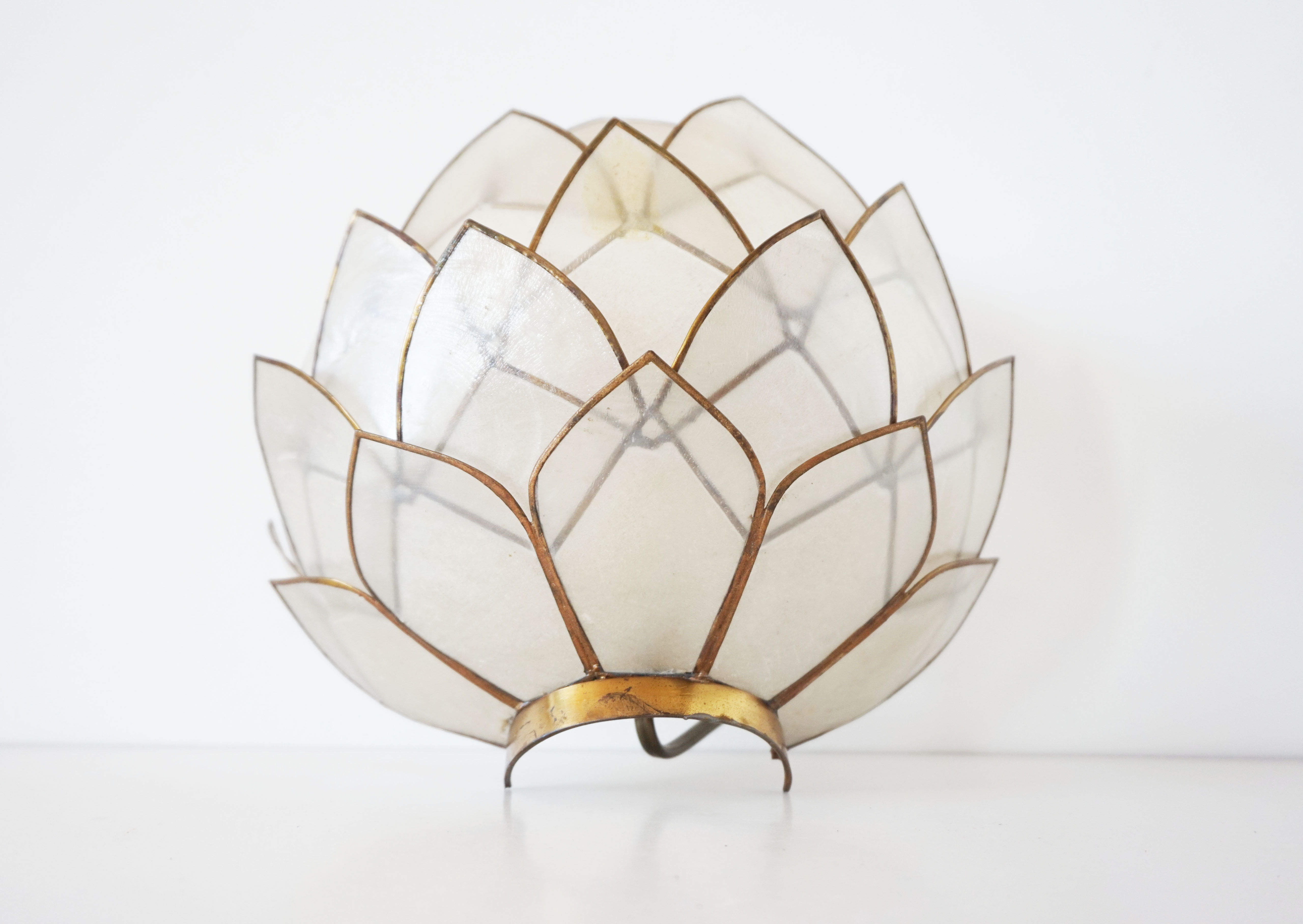 Wall lamp in vintage mother-of-pearl petals