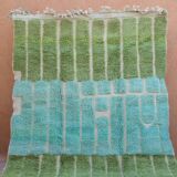 Tapis marocain vert amande et bleu vert à reliefs moderne