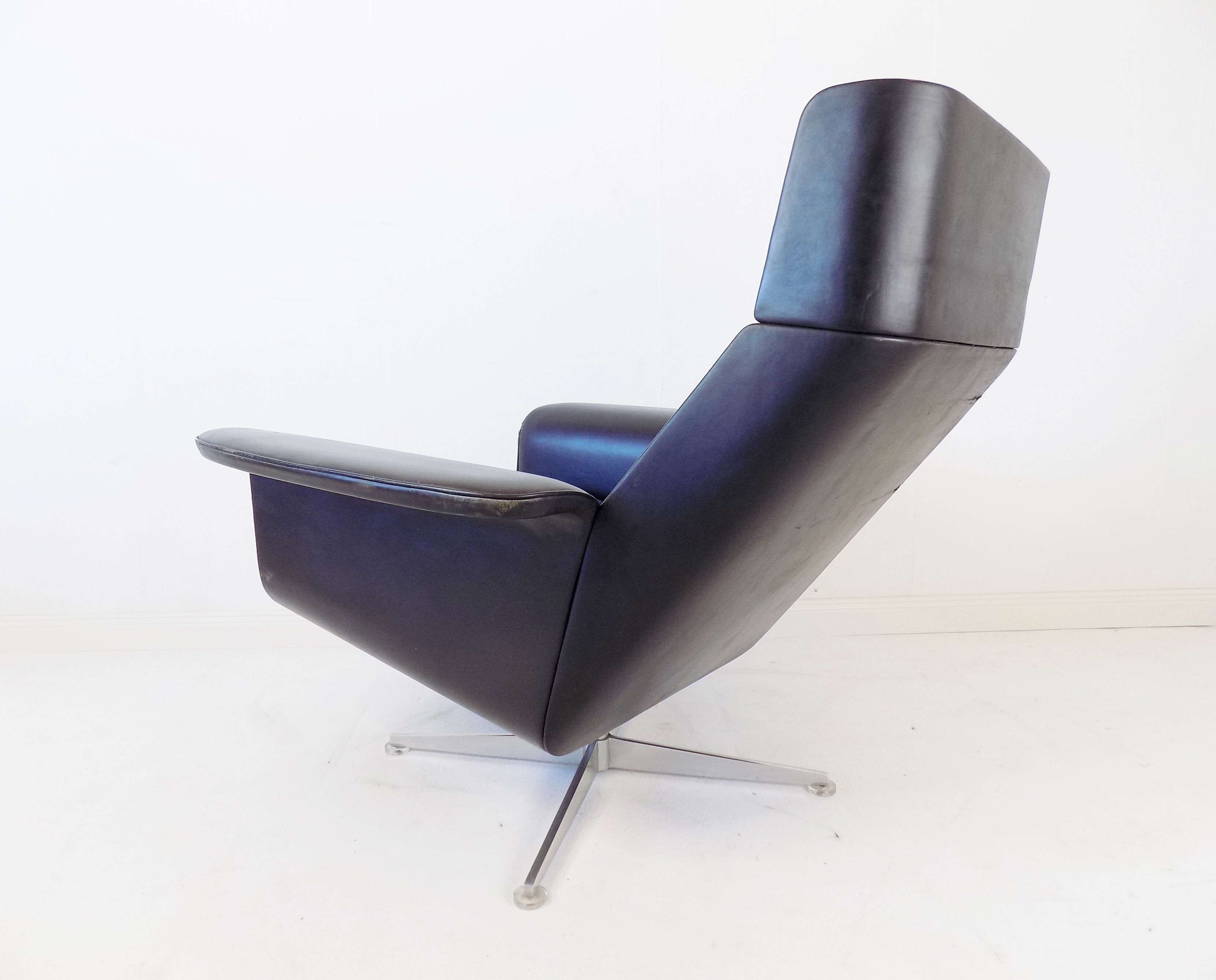 Fauteuil Kaufeld Siesta 62 en cuir noir par Jacques Brule