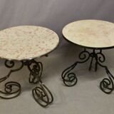 Paire de tables basses, d'appoint en fer forgé et marbre
