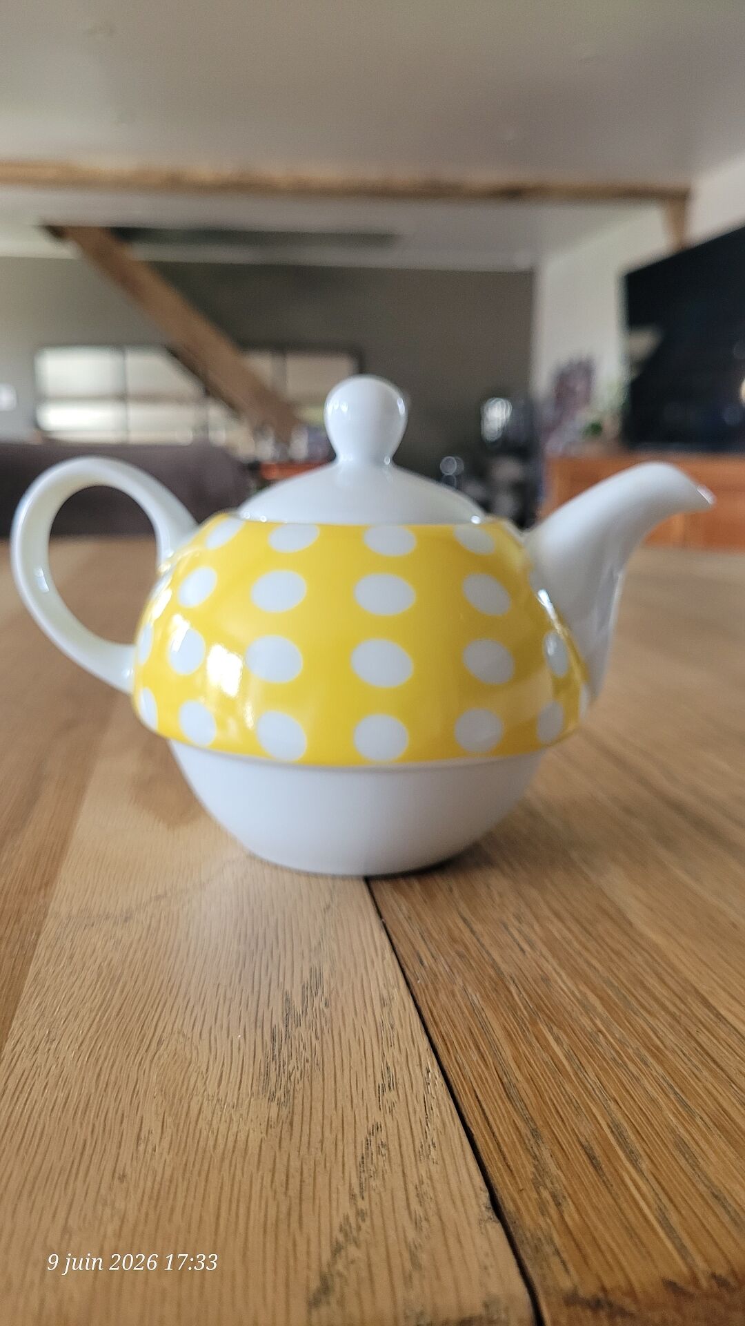 Solitary teapot "tea for one"