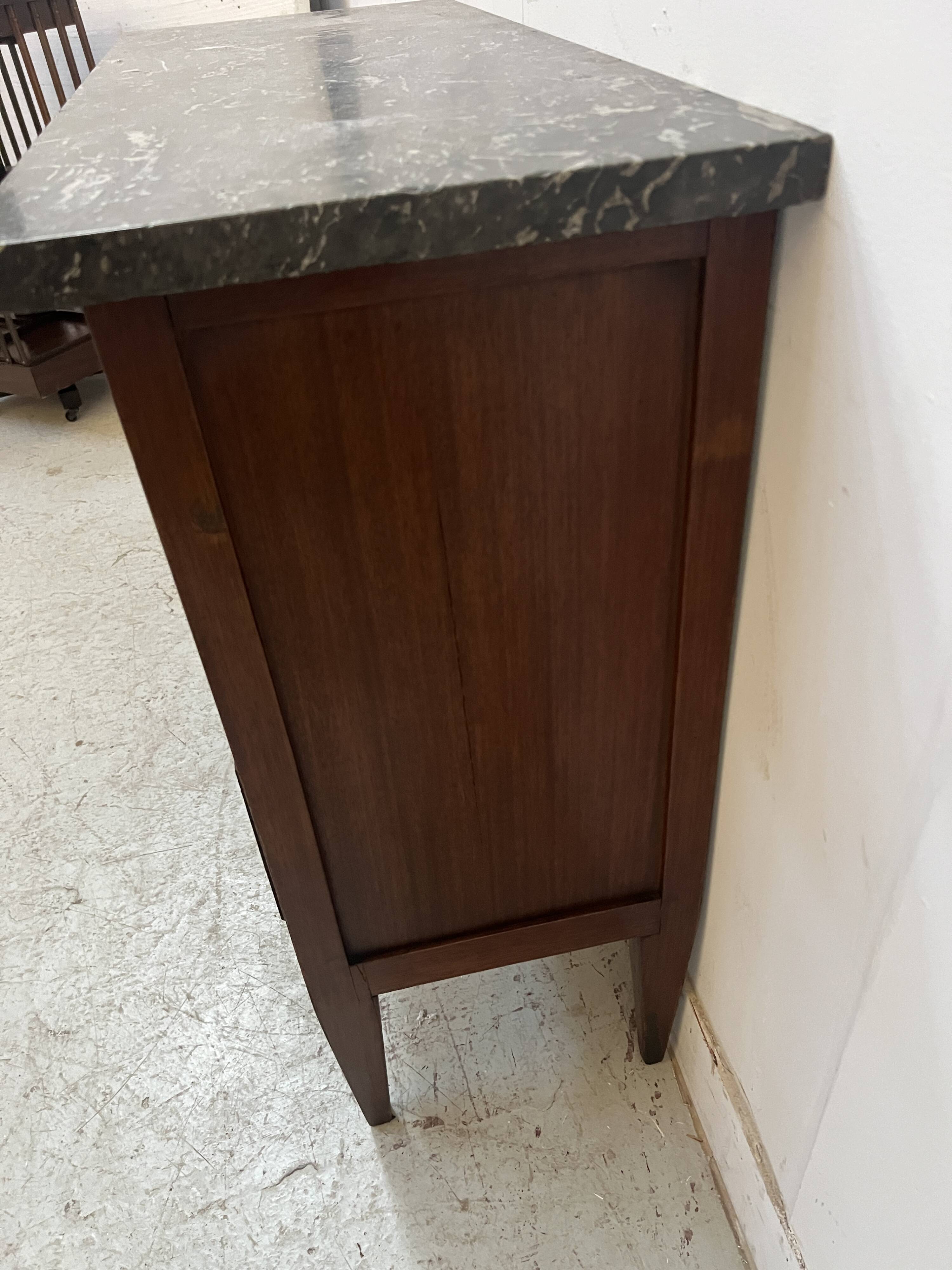 Commode de style Louis XVI en chêne massif XIX siècle