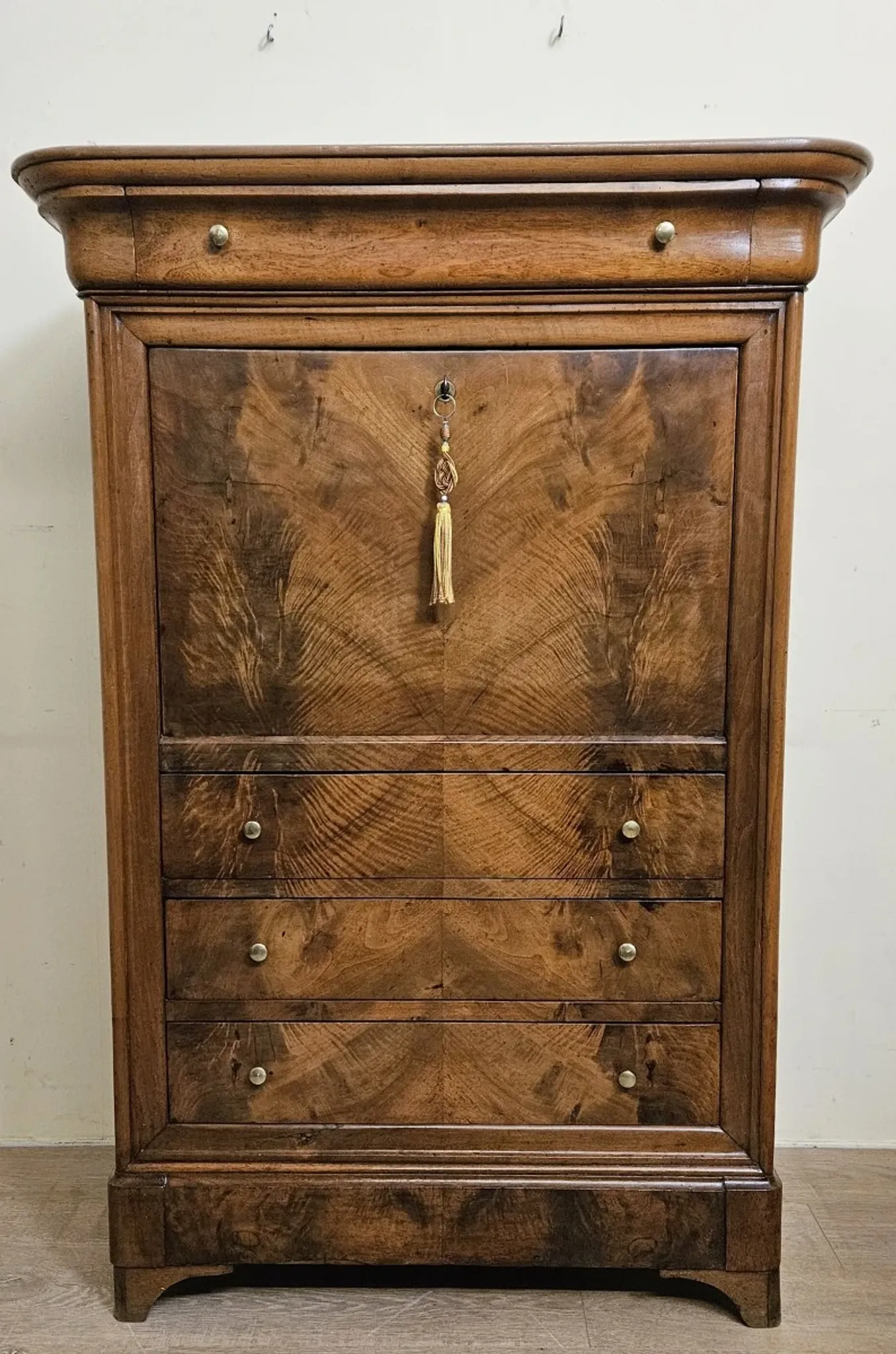 Secretary from the Louis Philippe era – a dozen – in walnut – 19th century