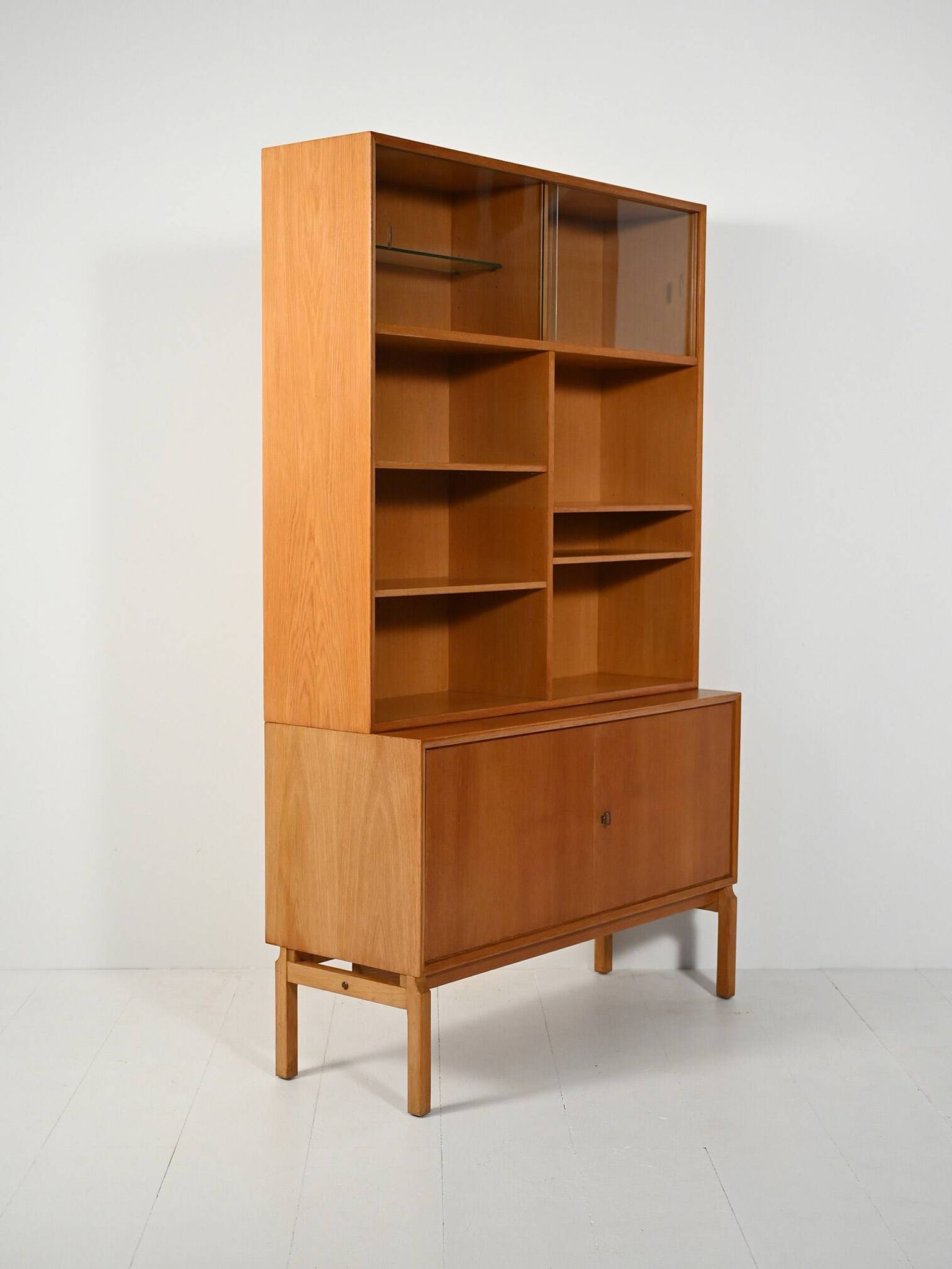 Bibliothèque avec vitrine conçue par Marian Grabinsky pour IKEA
