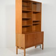Bibliothèque avec vitrine conçue par Marian Grabinsky pour IKEA