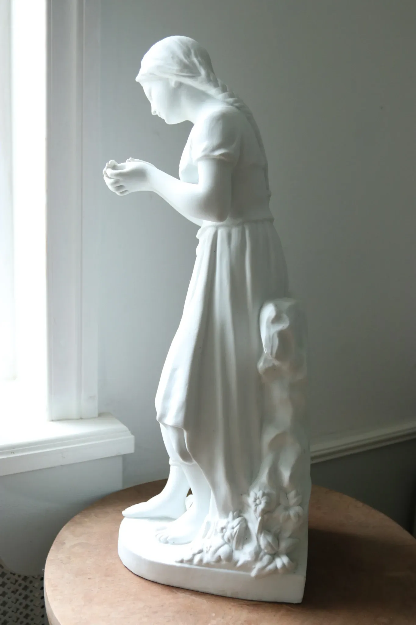 Nicolas Lecorney – Girl picking a daisy, biscuit porcelain, late 19th c.