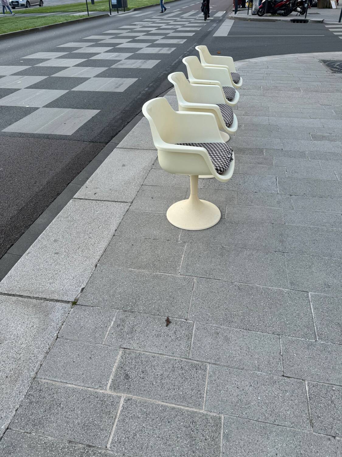 Series 4 tulip chairs