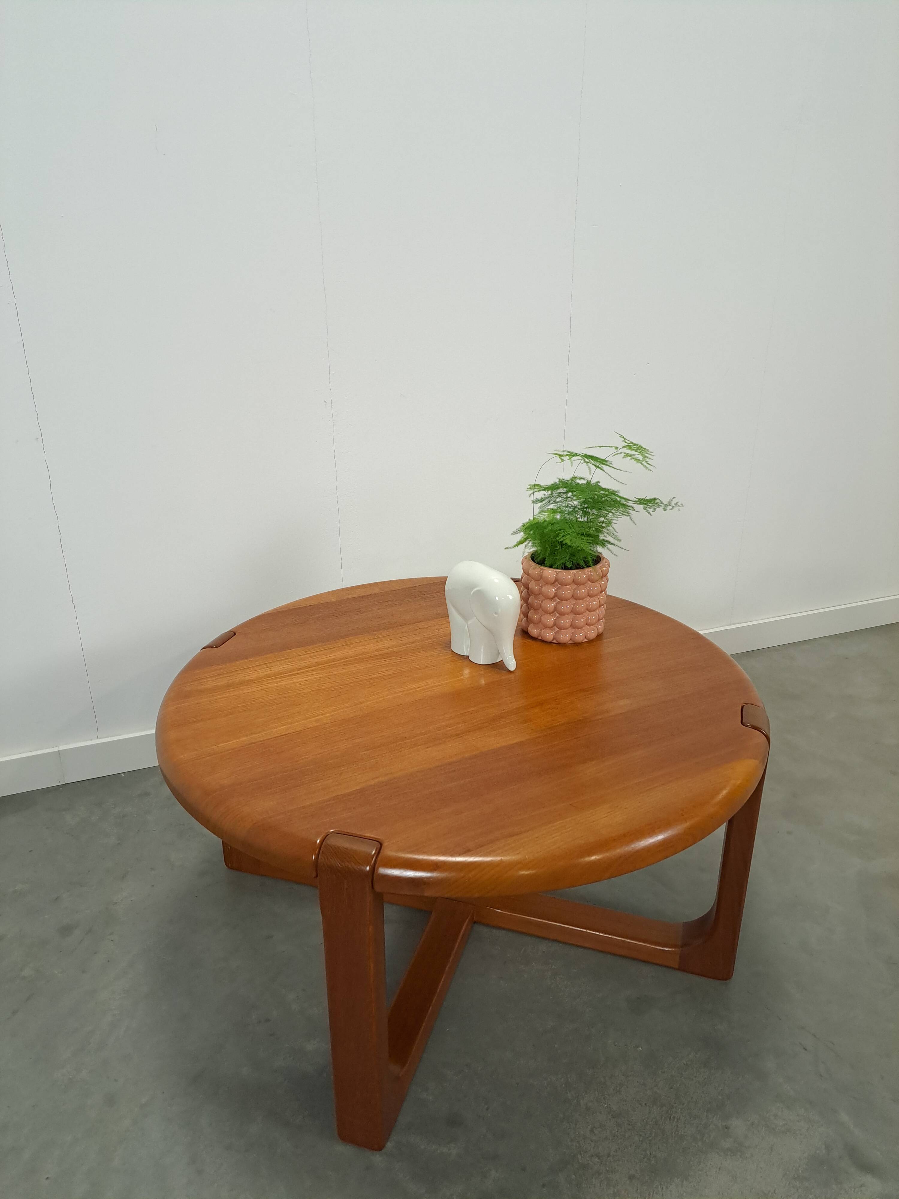 Table basse ronde en teck Niels Bach Danemark