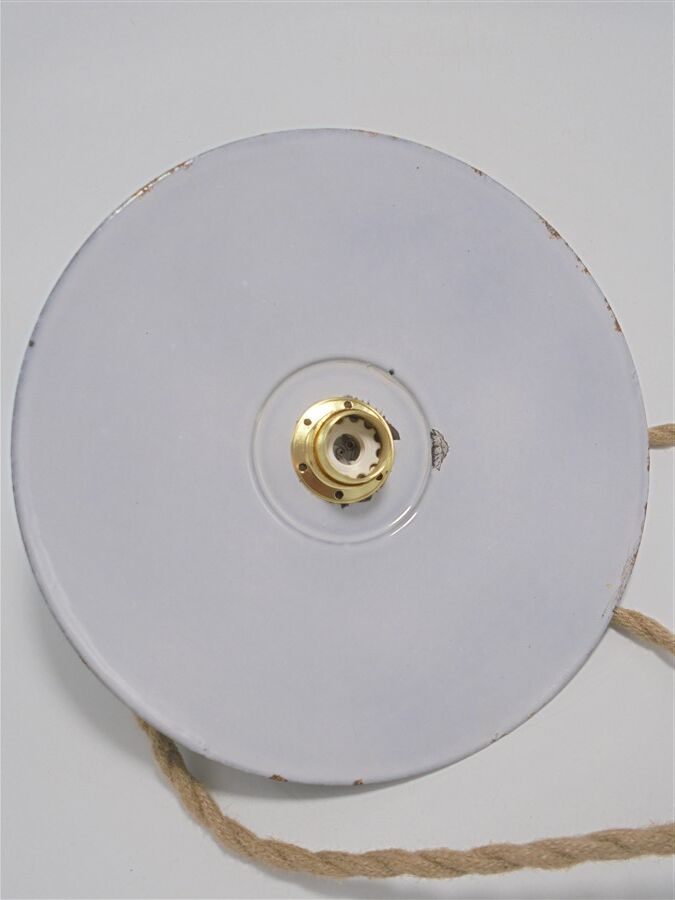 Enamelled sheet metal suspension
