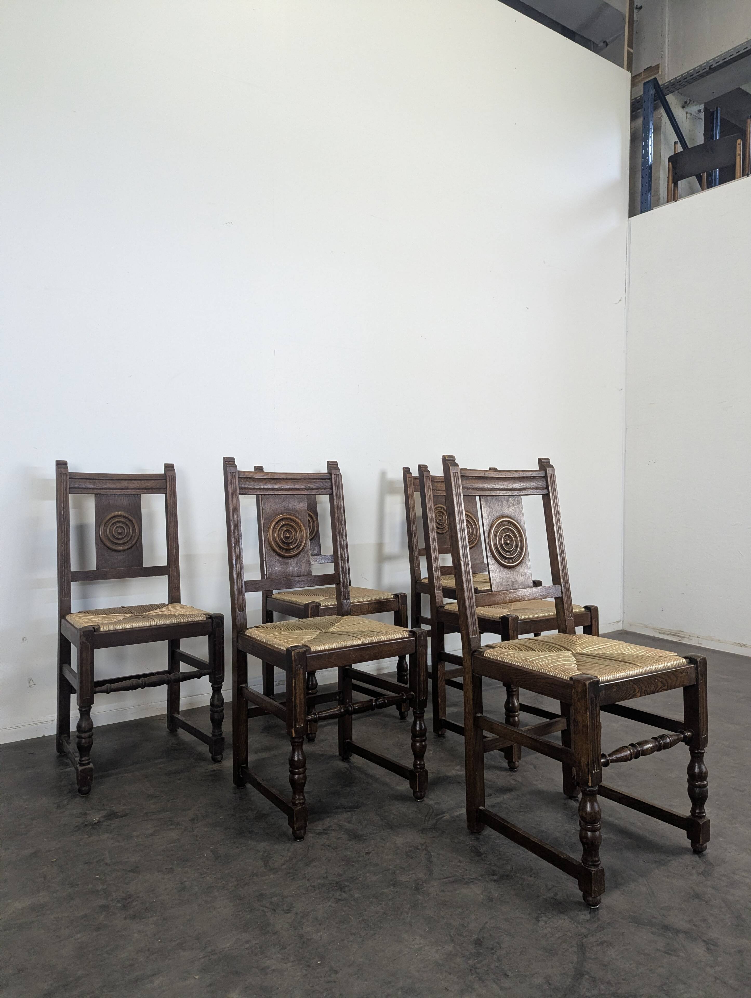 Série de 6 chaises en chêne dans l'esprit de Dudouyt