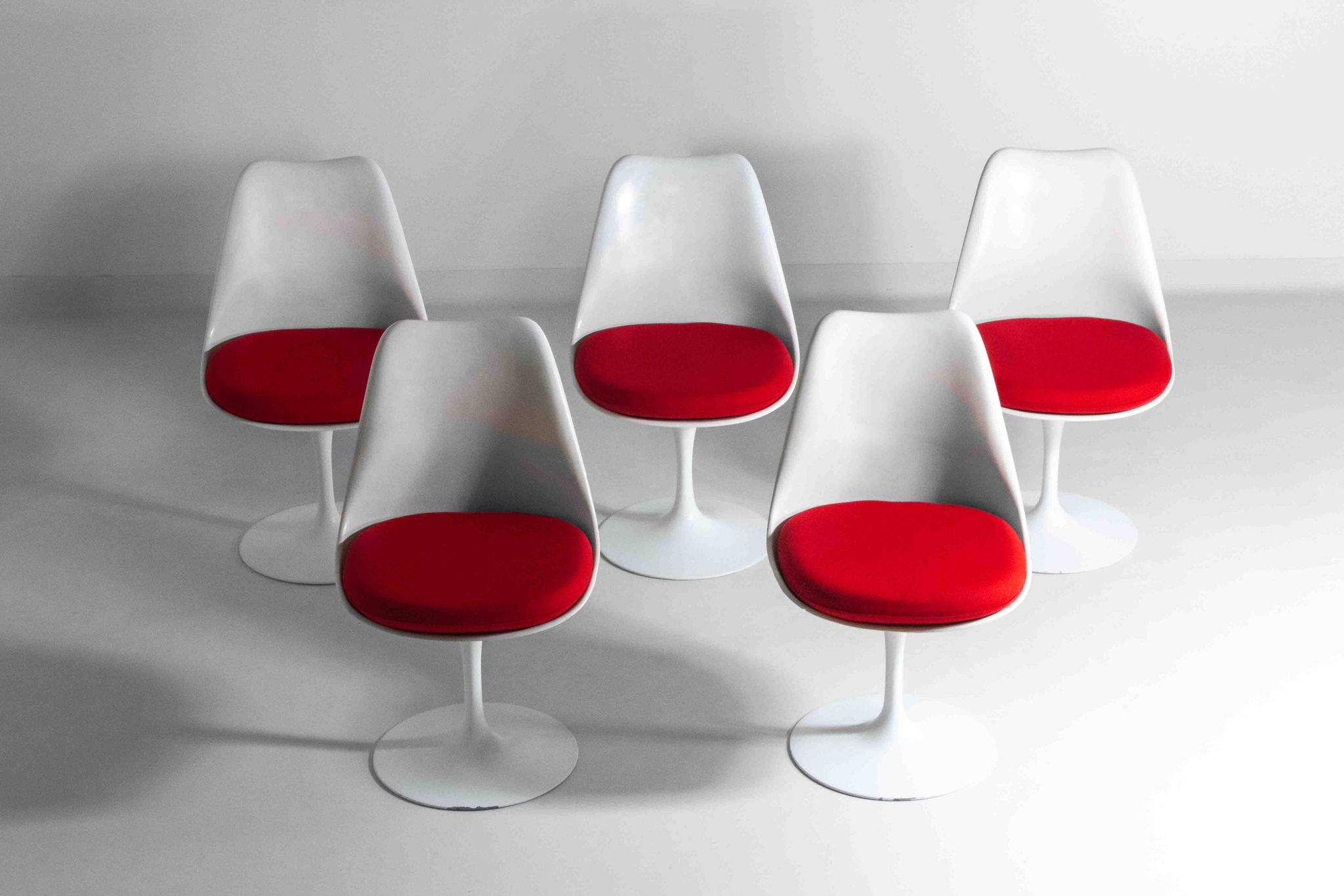 Beautiful set of 5 tulip chairs by Eero Saarinen for Knoll International, 1970s