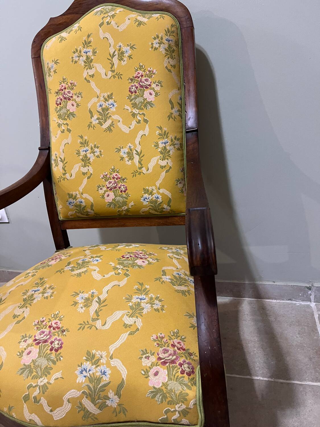 Louis XV style cabriolet armchair in solid wood, yellow floral fabric.