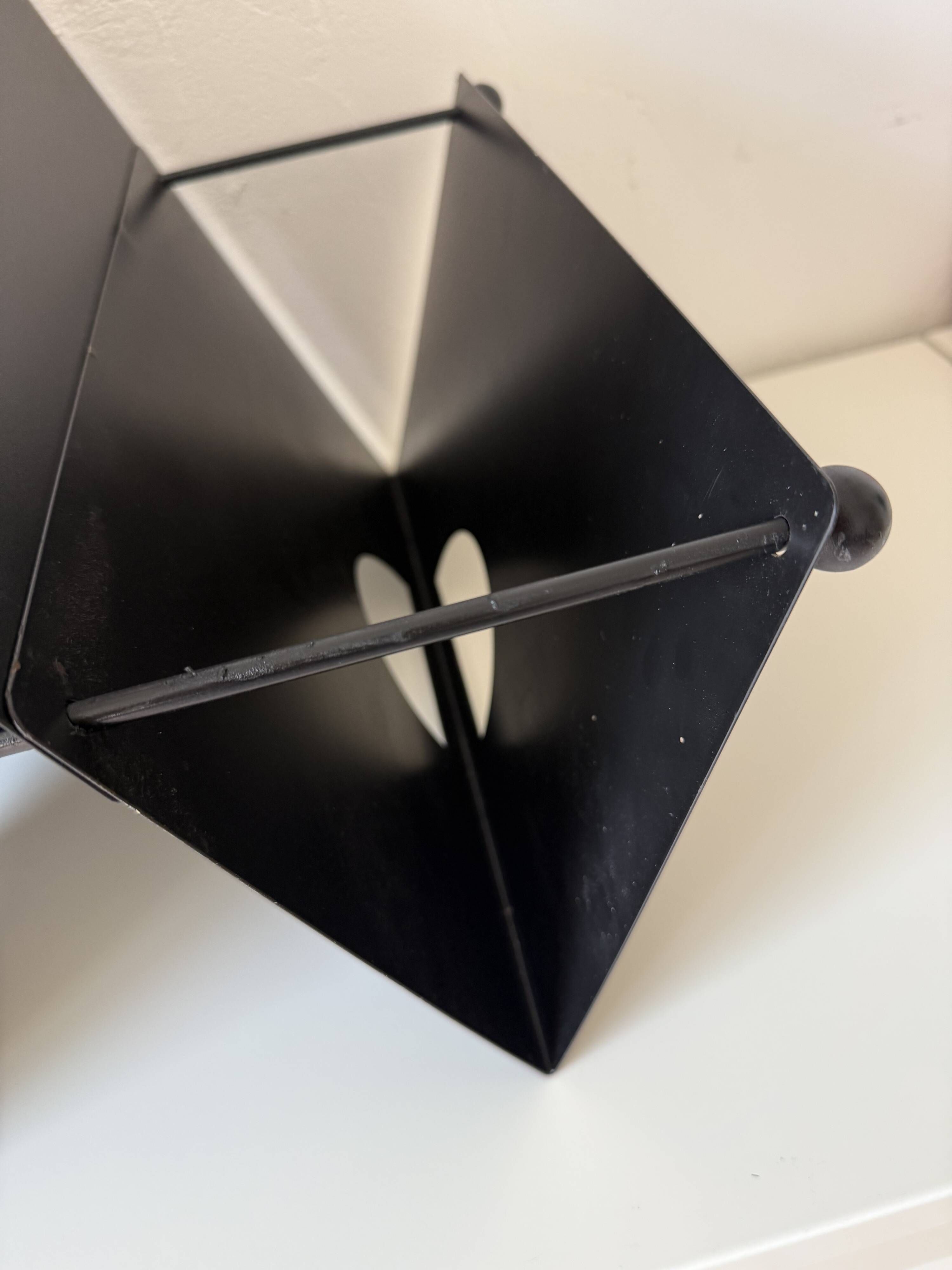 Share magazine rack 80s design Memphis Starck vinyl rack DJ Cassina Flos