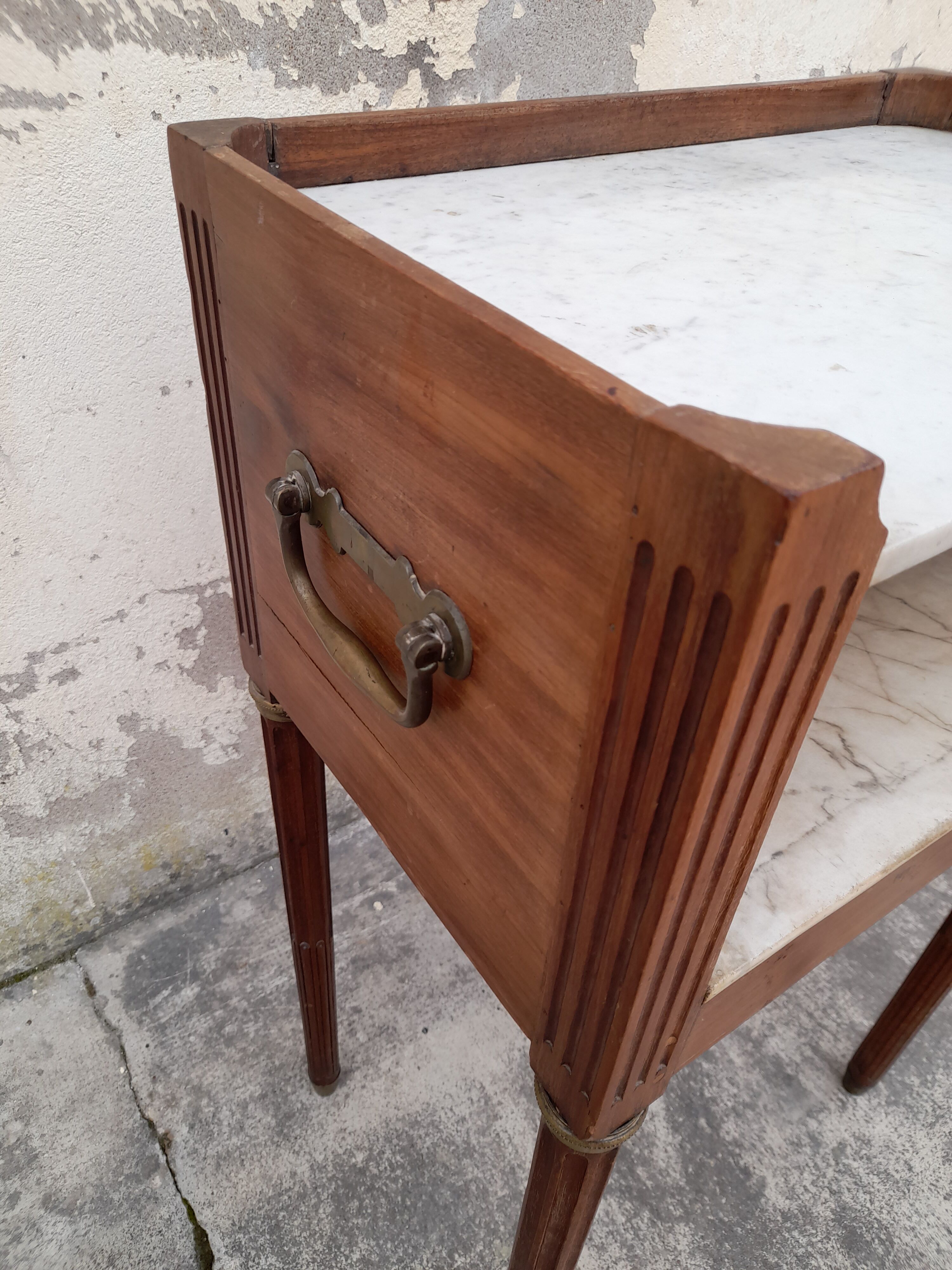 Table de chevet style louis xvi avec poignée