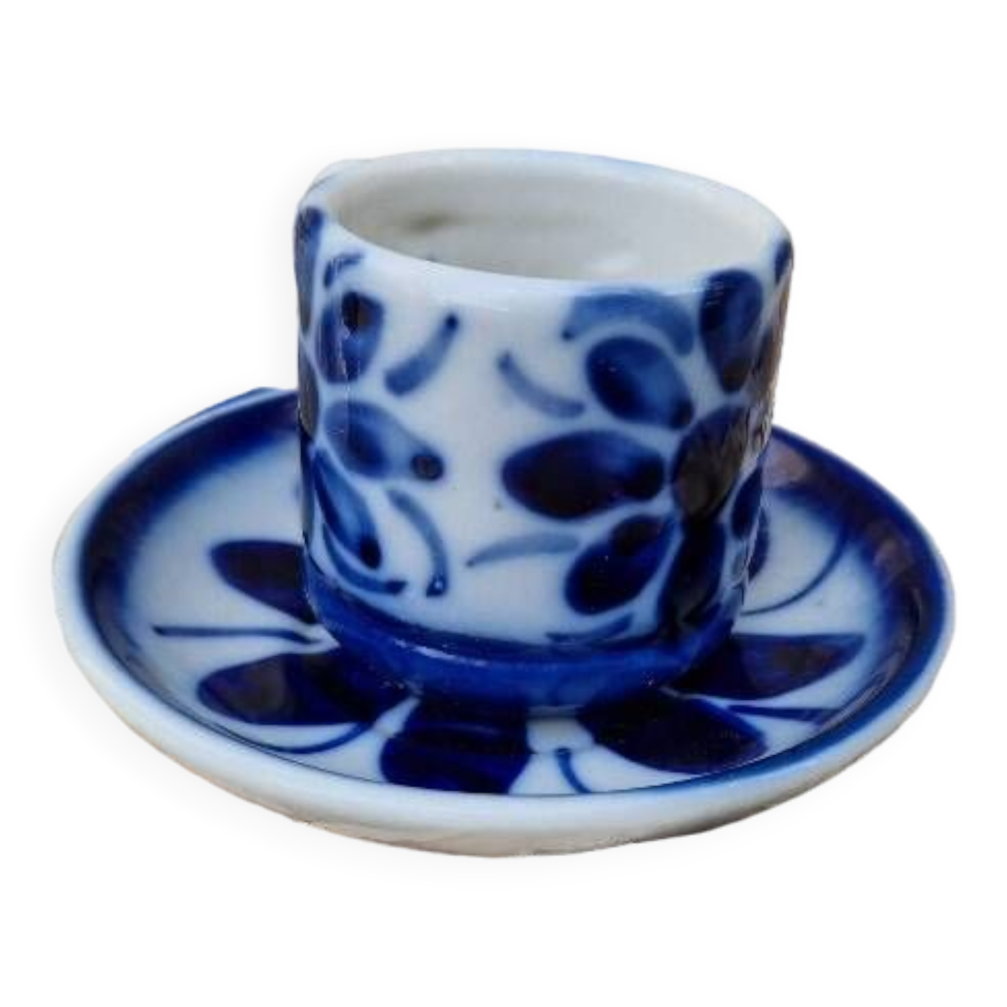 Porcelain coffee cups from Monte Sião (Brazil)