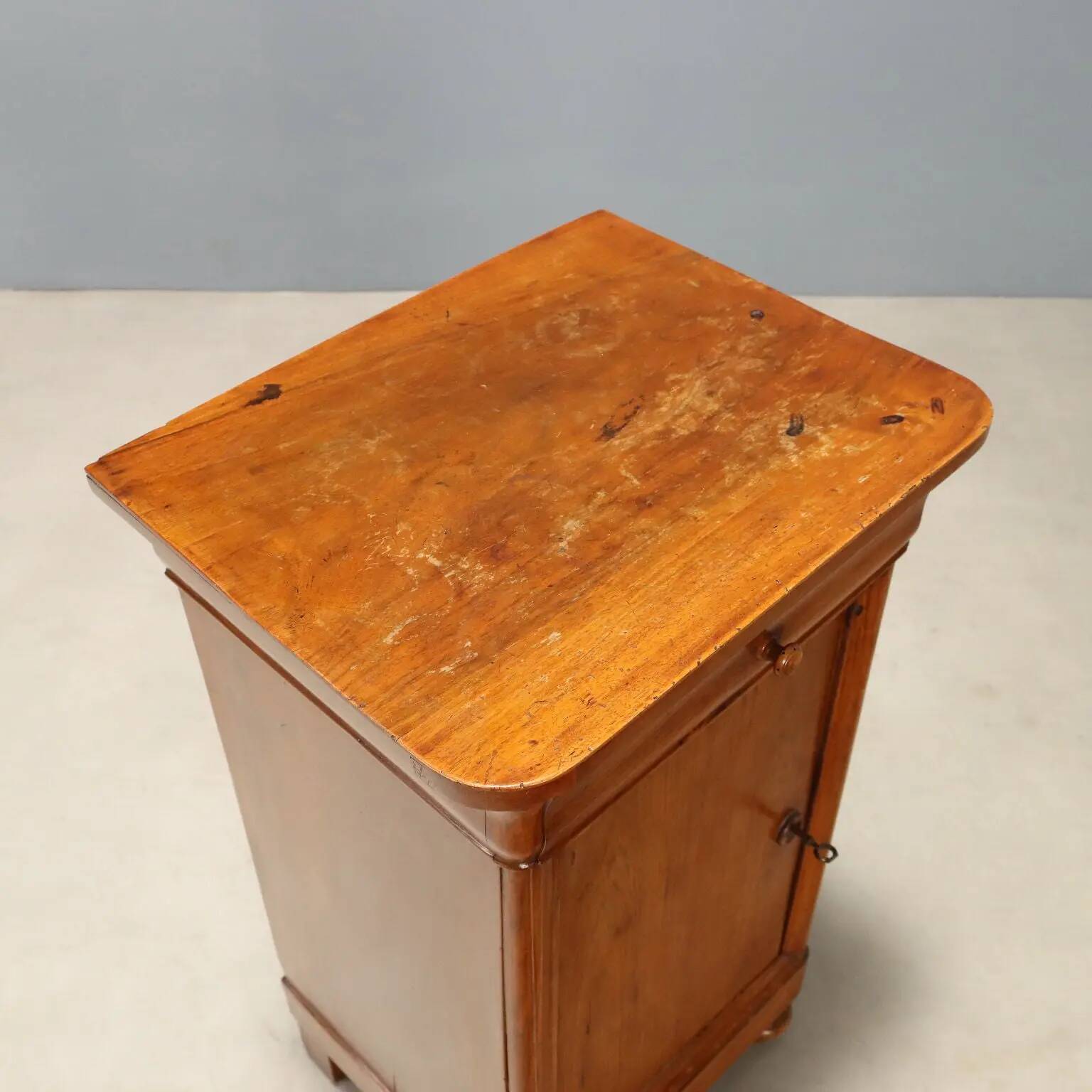 Antique Louis-Philippe bedside table in walnut with drawer, Italy, 19th century.