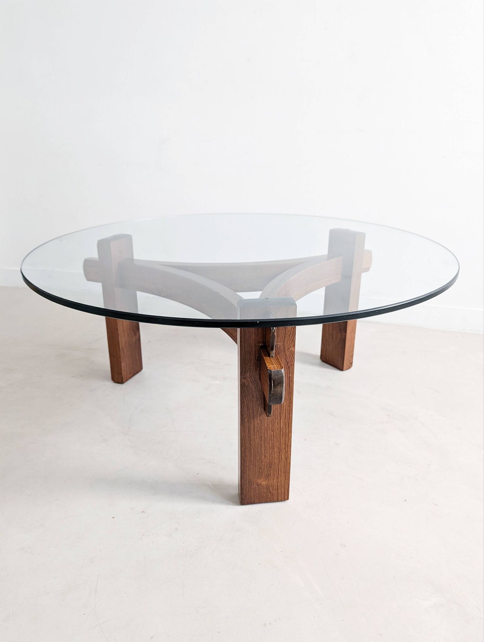 Table basse brutaliste en palissandre, années 1970