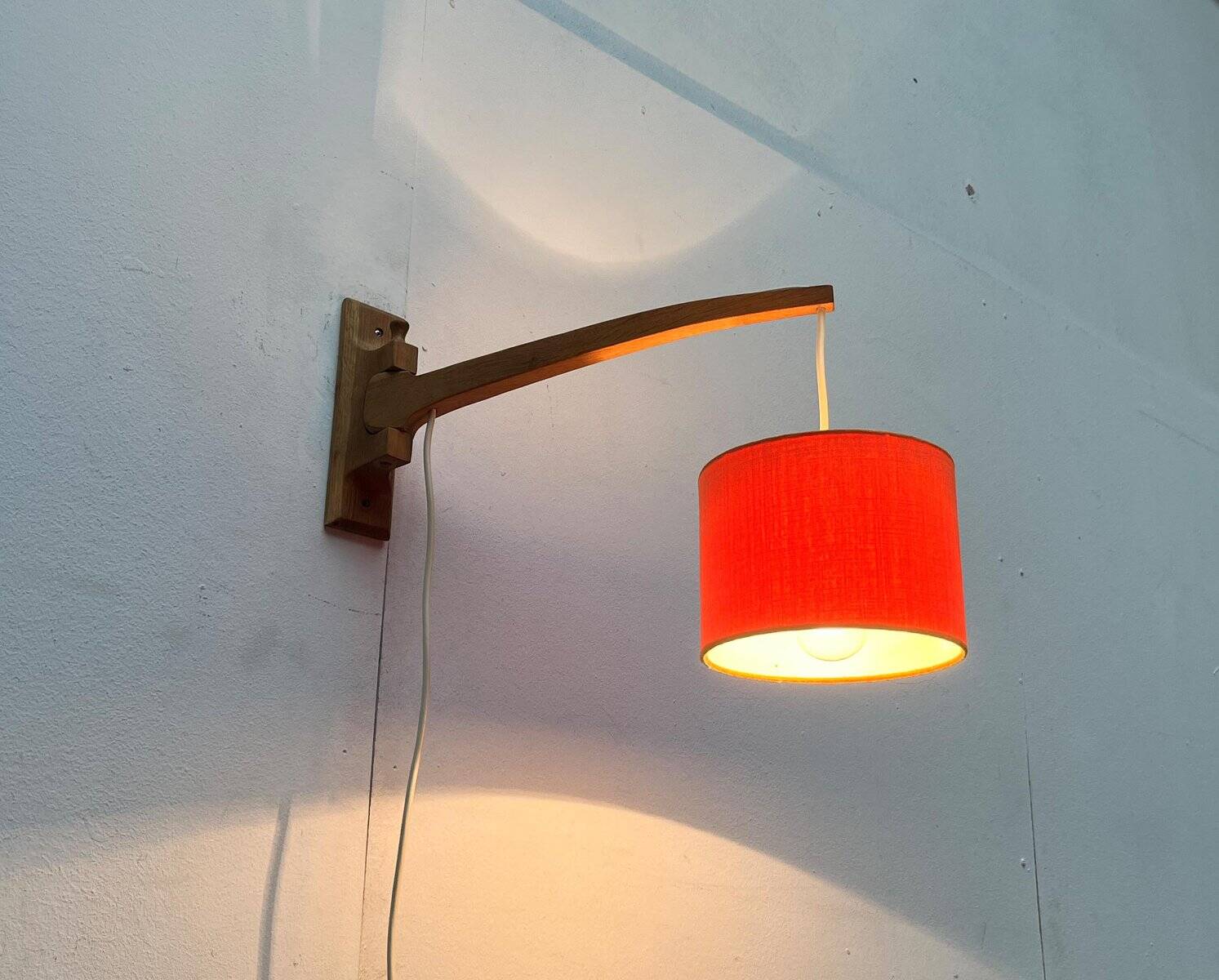 Mid-century cantilever wall lamp with a pivoting arm, 1960s.
