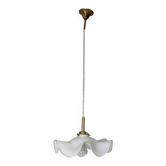 Ancienne suspension de cuisine, opaline blanche à volant et liseré transparent, période 1930/50