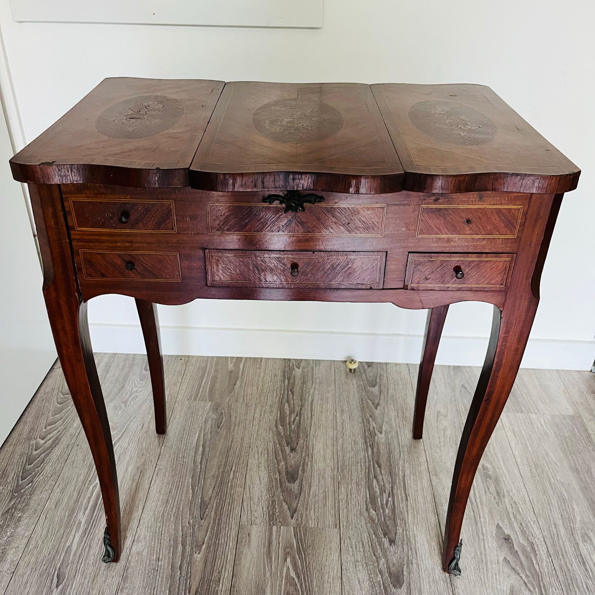 coiffeuse (ou table d'accouchée / poudreuse) de style Louis XV.