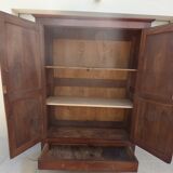 Armoire en noyer  ouvrant par 2 portes et un tiroir passe partout par ses dimensions