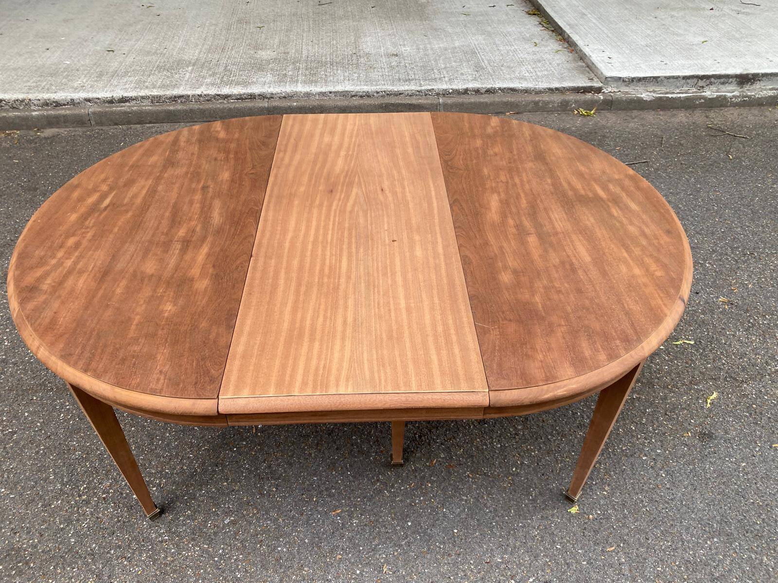 Renovated round extendable dining table made of solid mahogany from the 19th century.