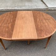 Renovated round extendable dining table made of solid mahogany from the 19th century.