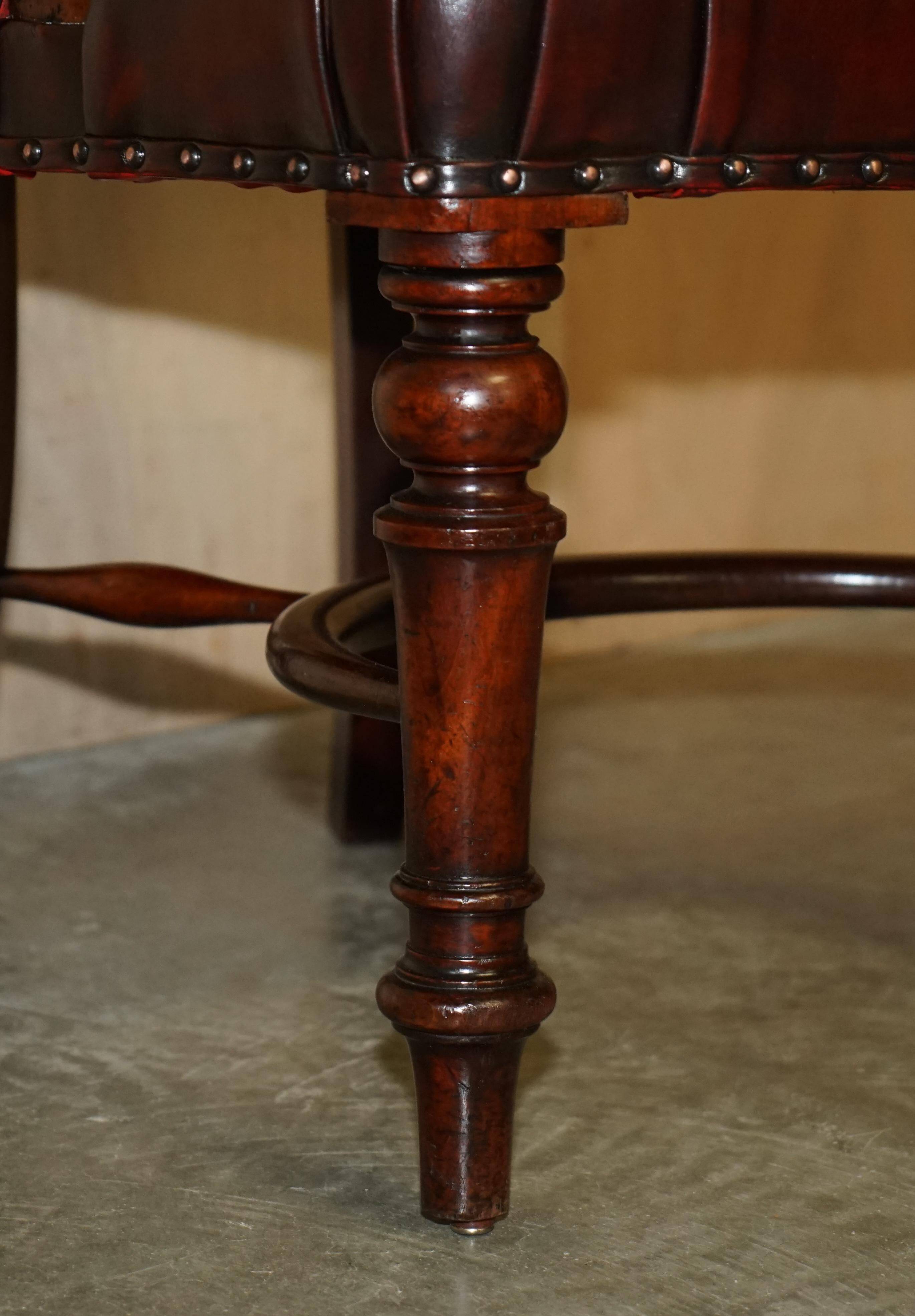 Chesterfield captain's armchair William IV in restored leather with hardwood.