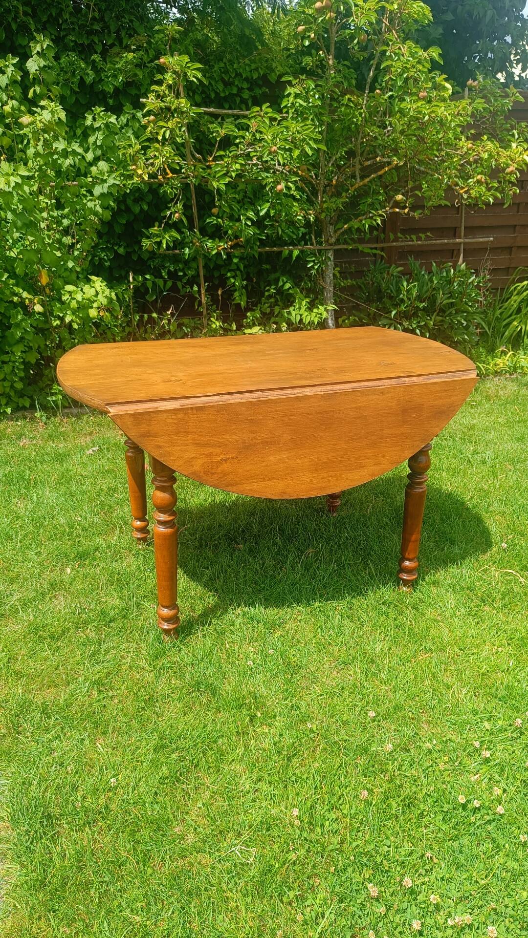 Folding wooden round table – Ø 115 cm