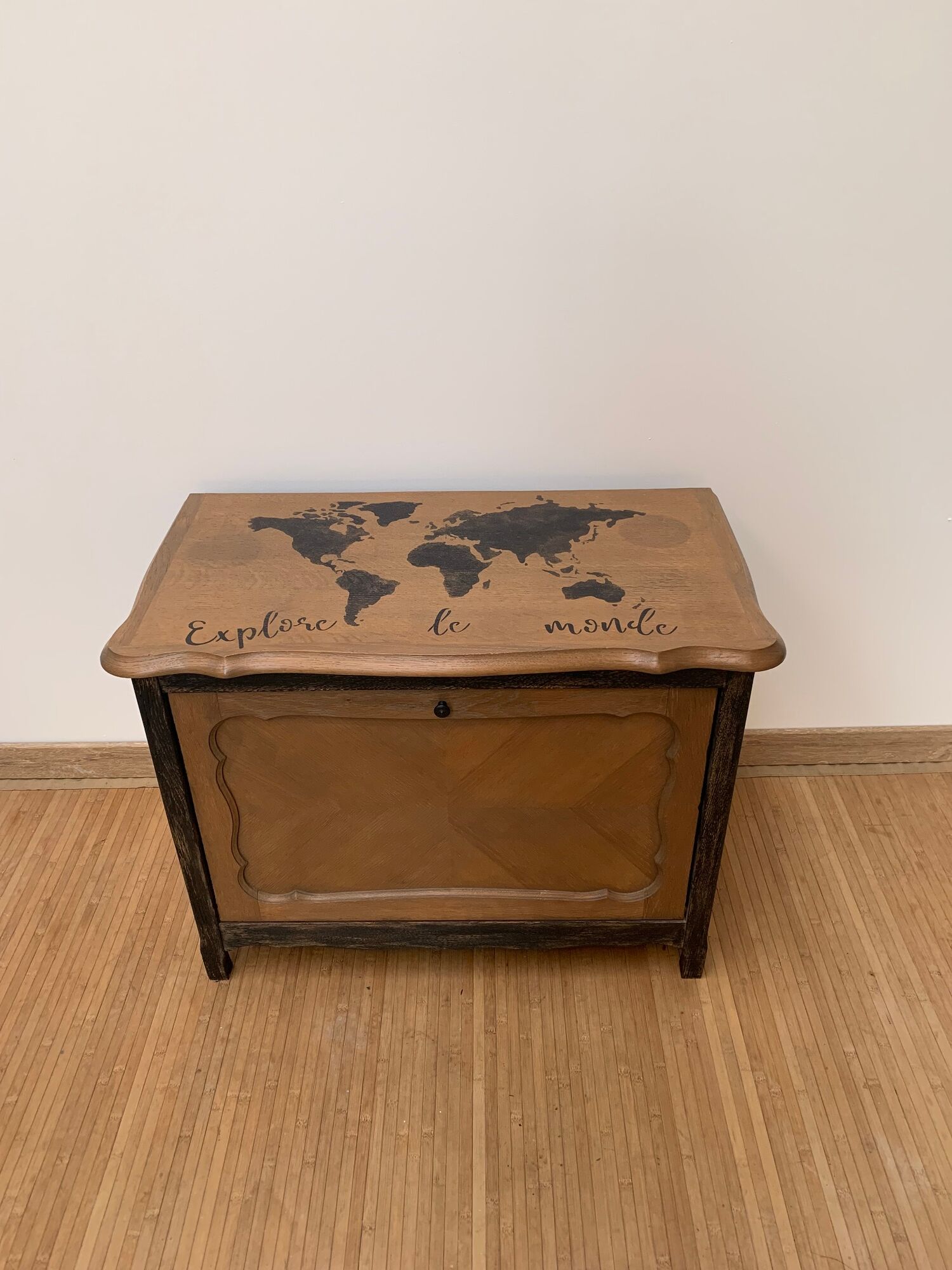 Storage cabinet "explores the world" stencil world map
