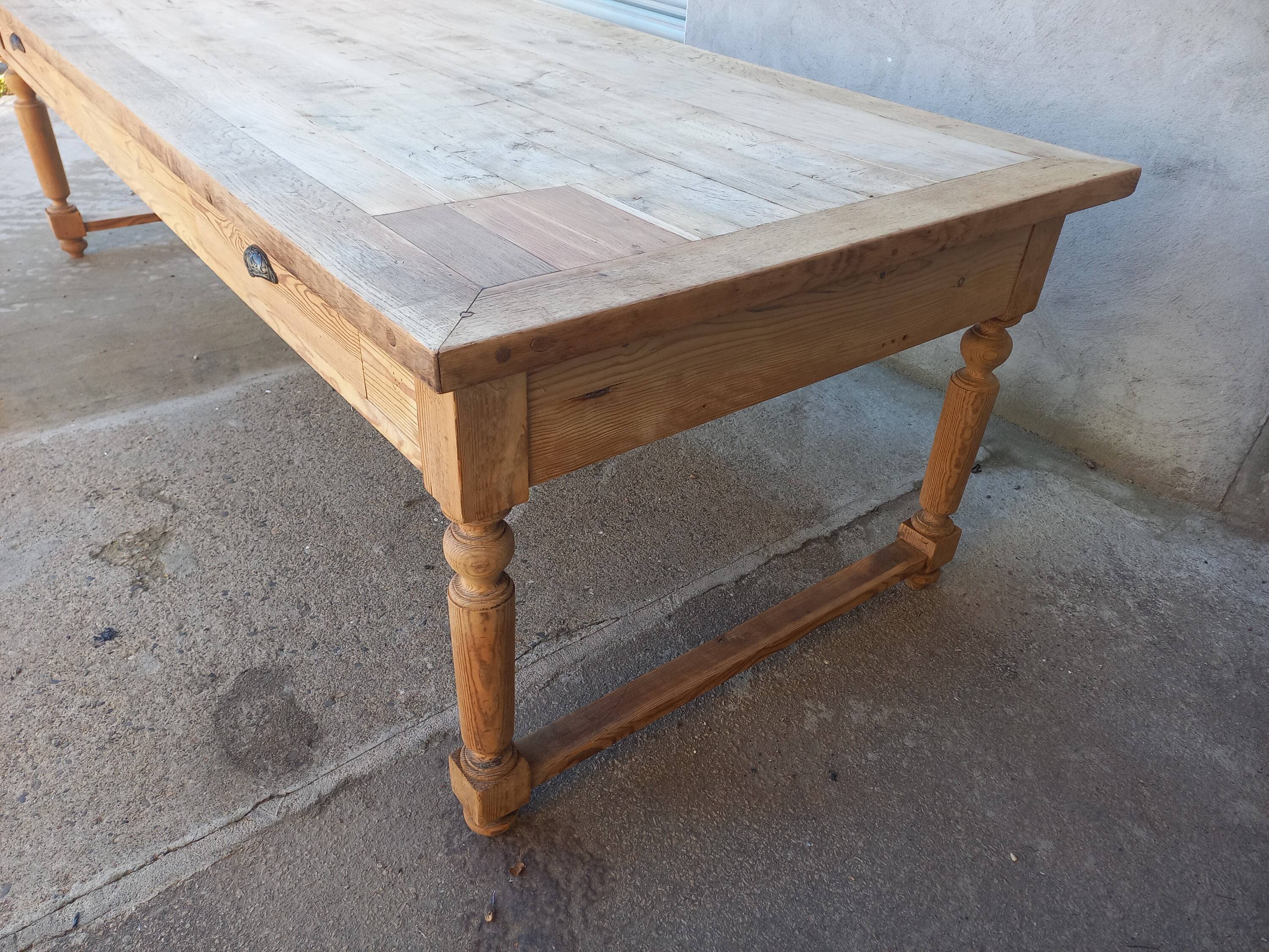 Grande table de communauté en chêne et sapin