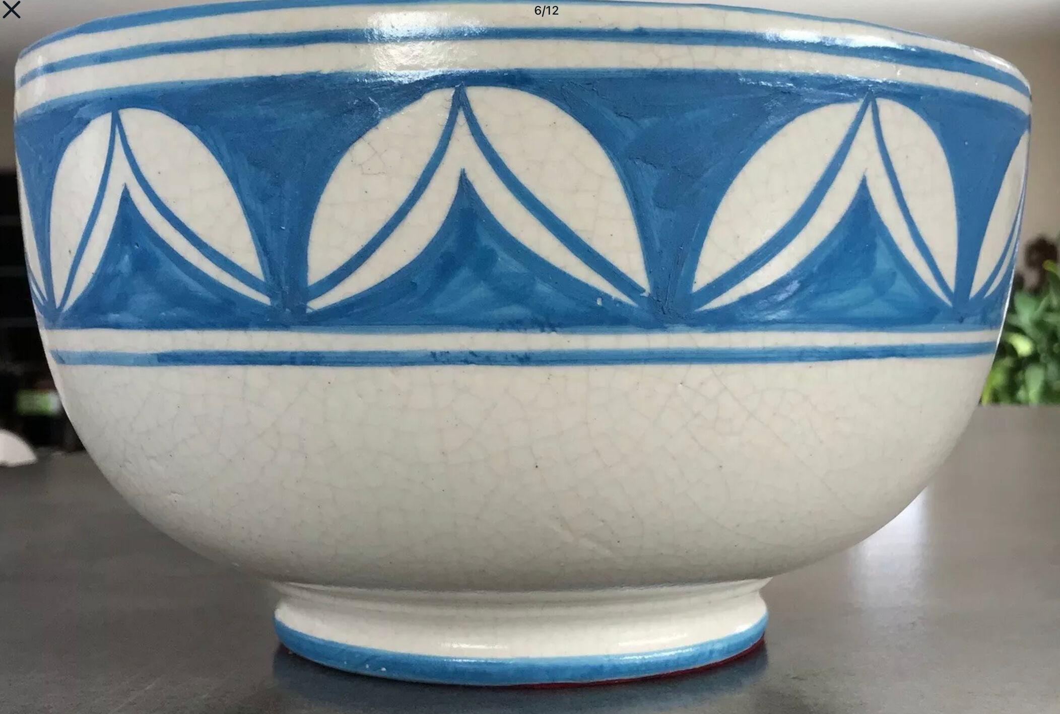 Plat coupe ancien en céramique craquelé à décor de peinture bleu