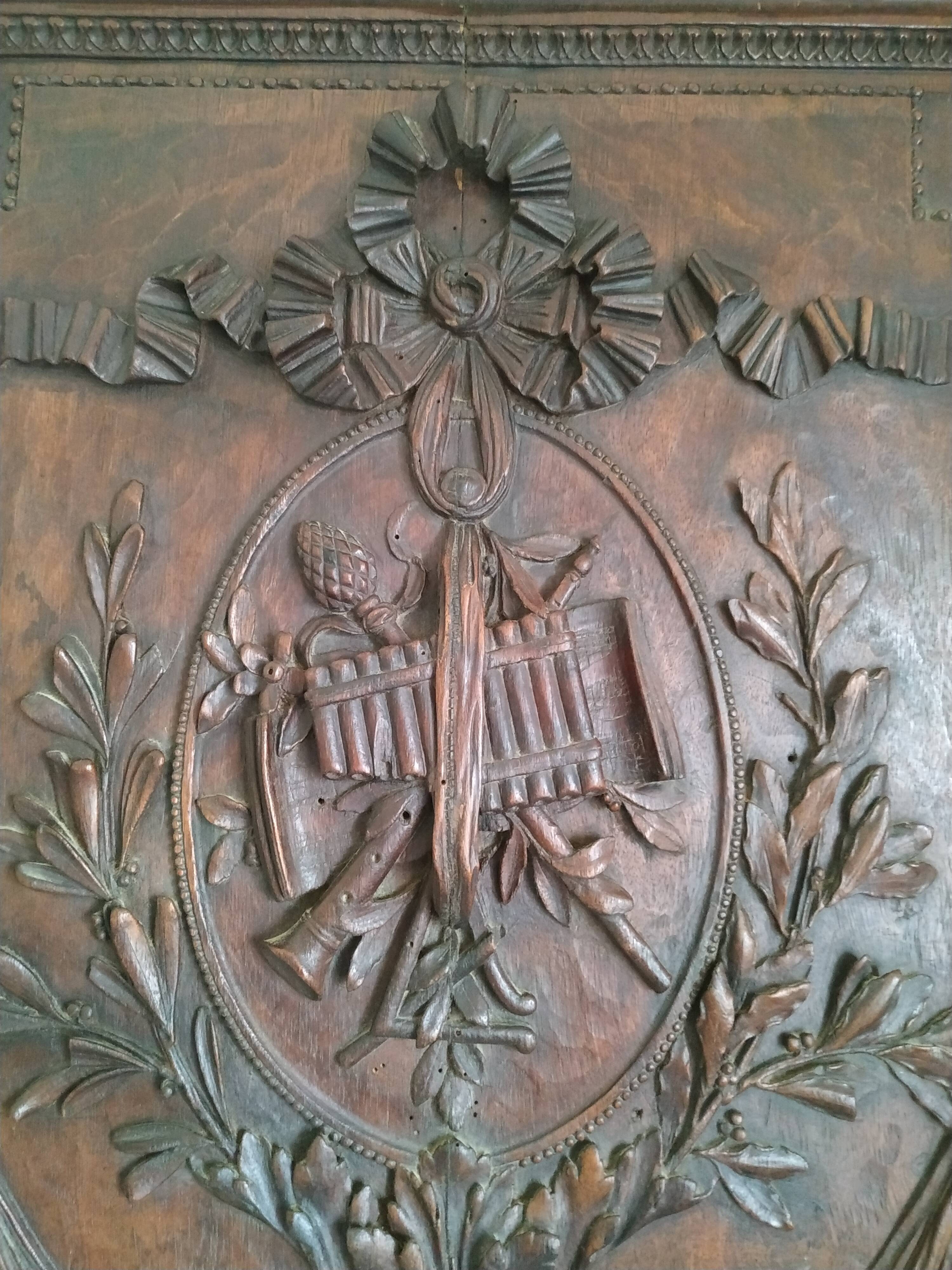 Carved wooden panel décor with music trophy