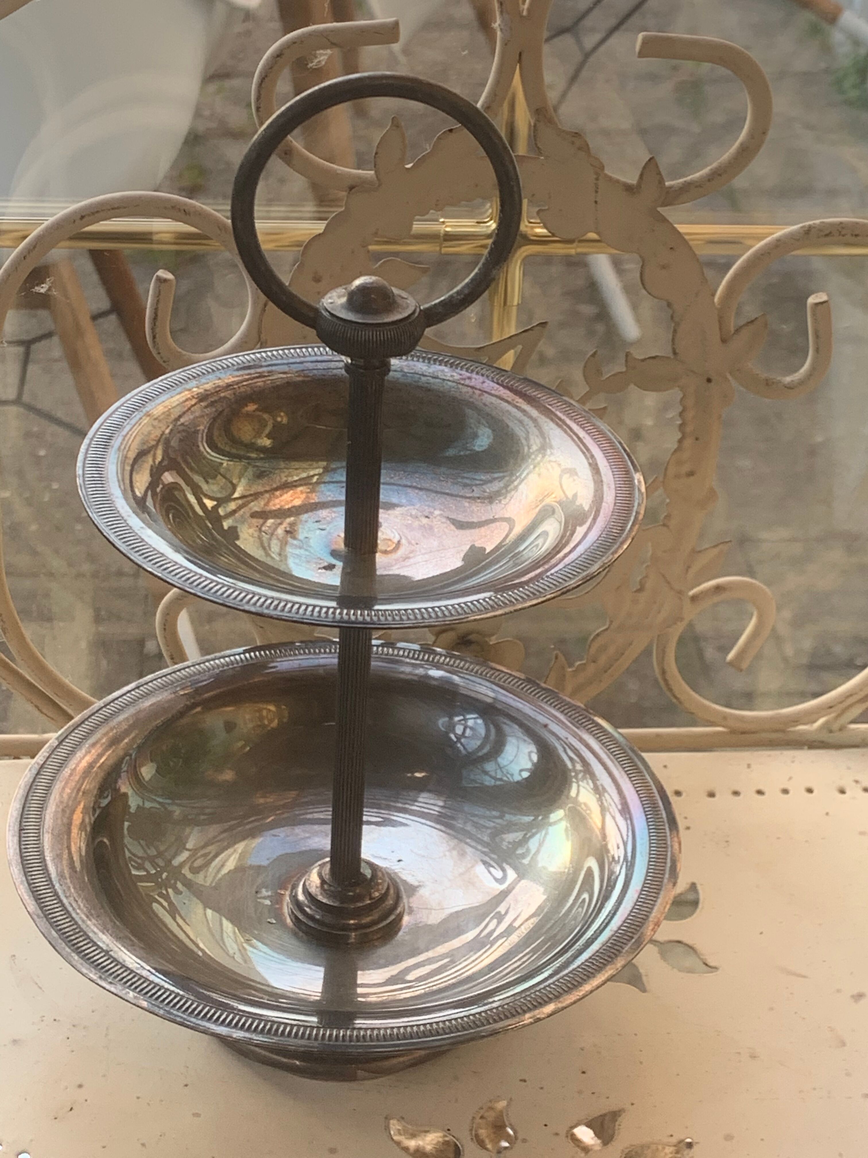 Double cup display in vintage silver metal