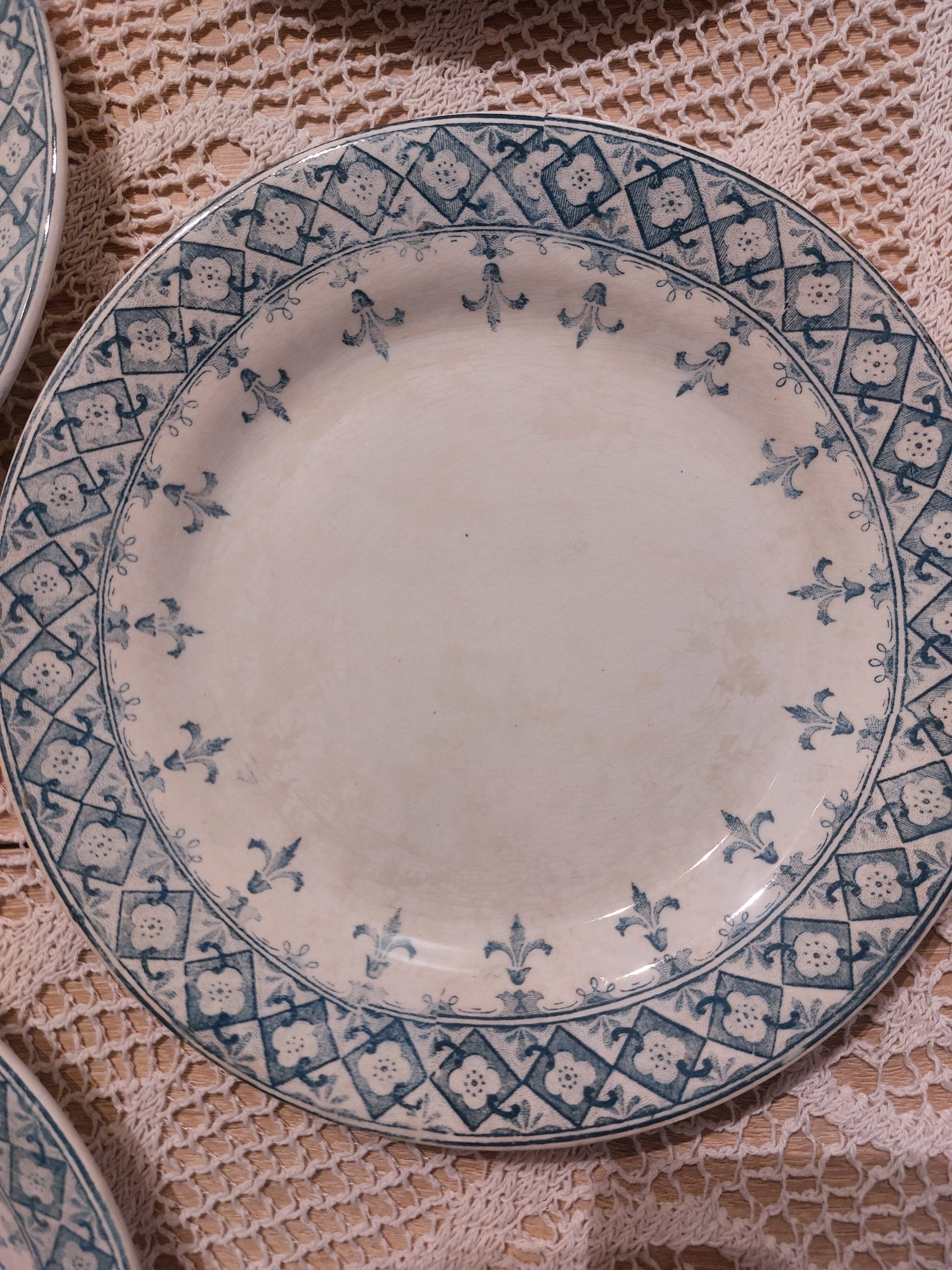 Set of 12 ironstone plates model "Andrée", Creil and Montereau, 23cm