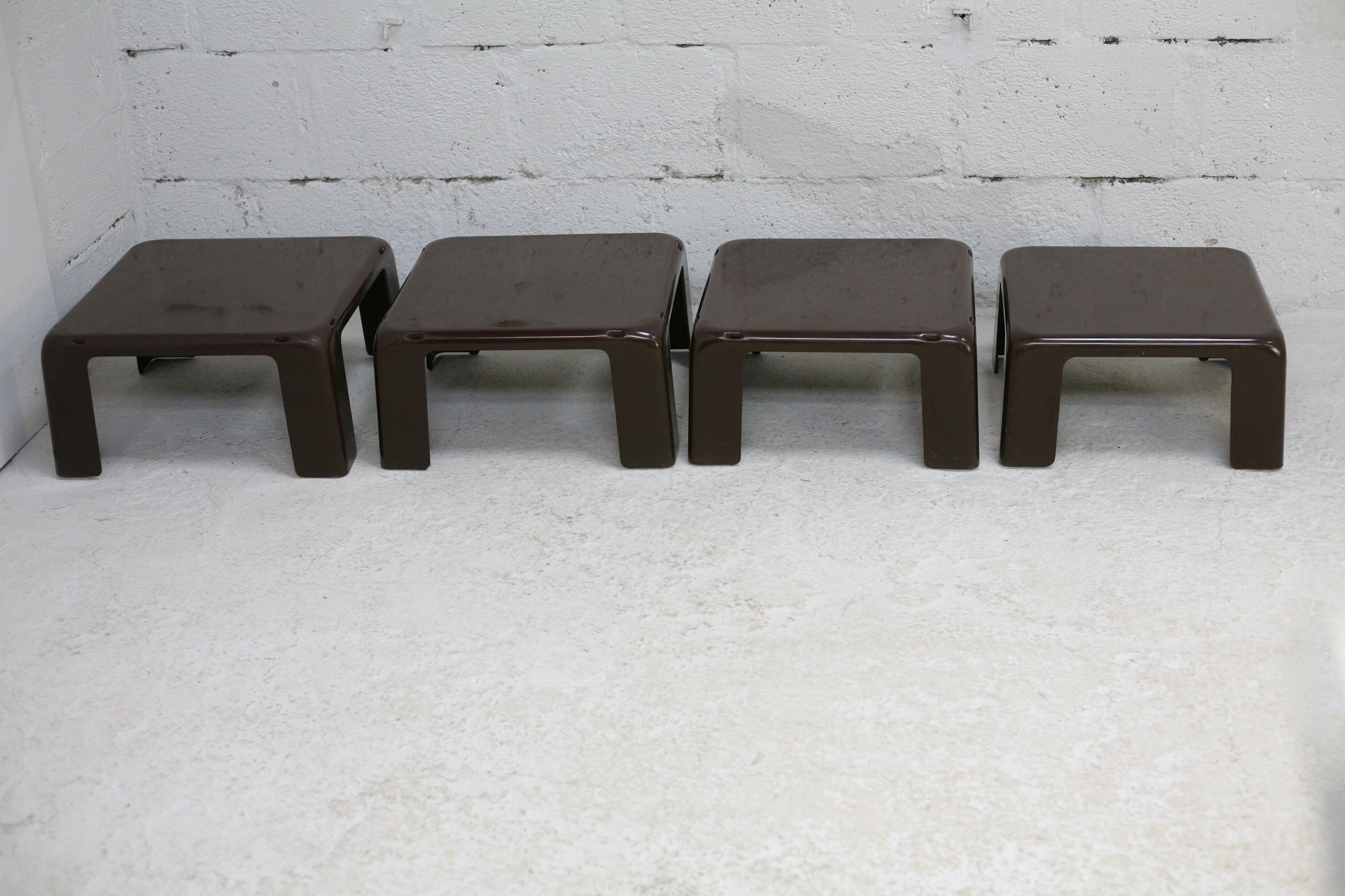 Suite de 4 tables basses gigognes "Gatti", Mario Bellini éditée par C&B Italia, circa 1970.