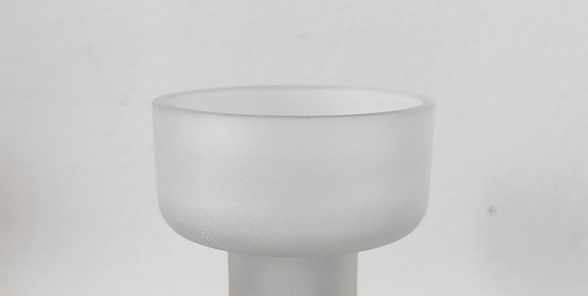 Sculptural candle holder in frosted glass.