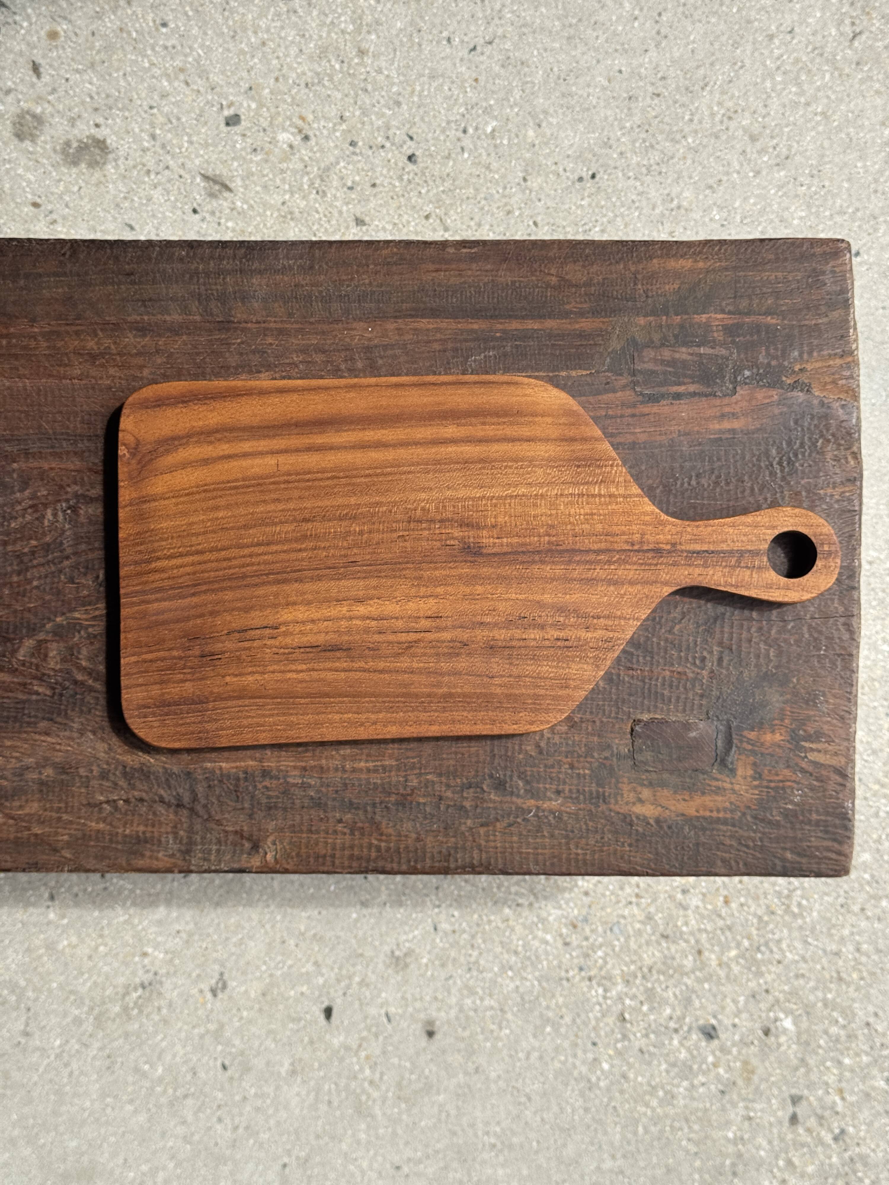 Rectangular solid teak chopping board with elongated handle 30x16.