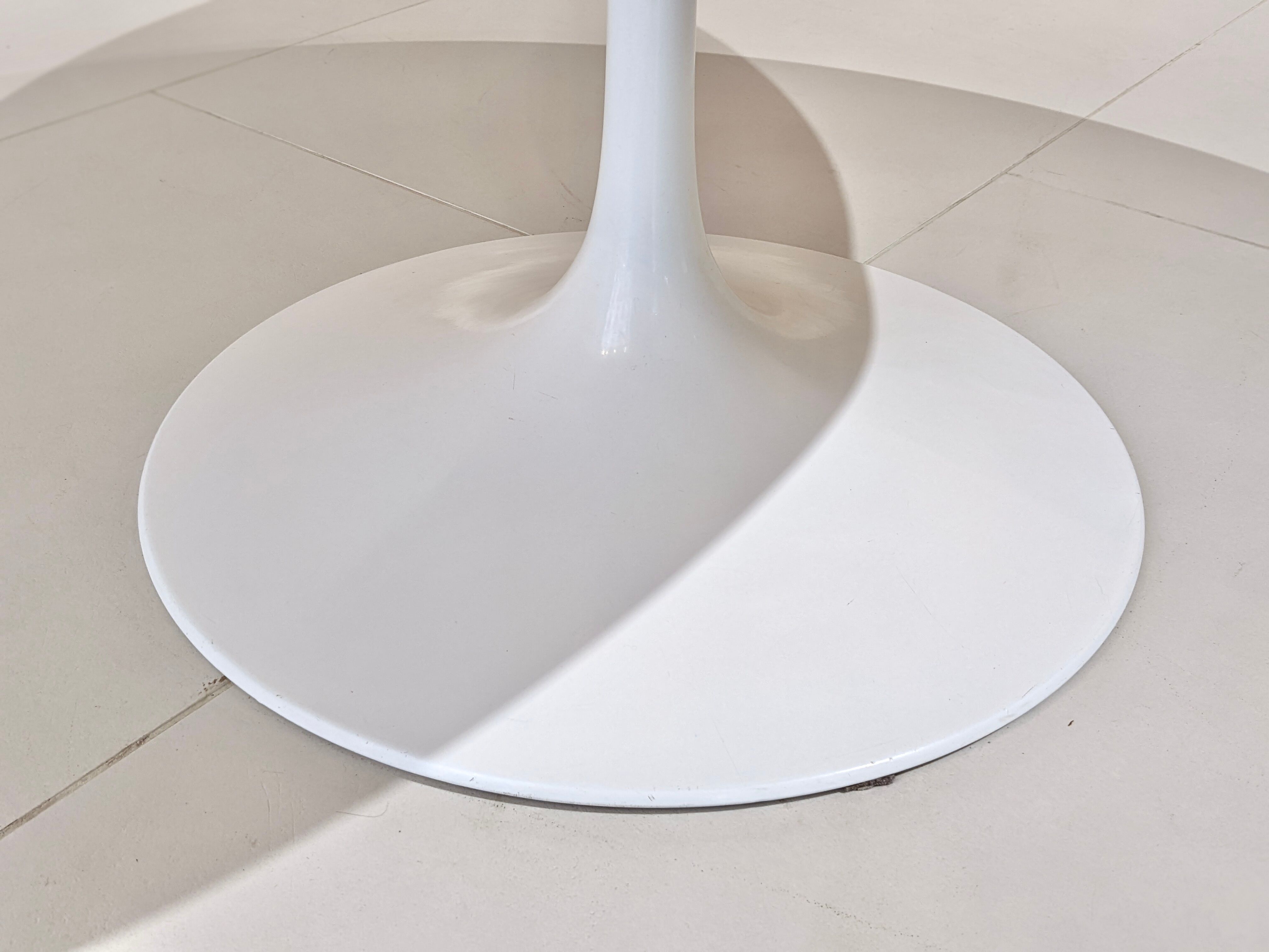 Round table in red marble by Eero Saarinen for Knoll