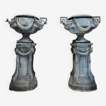 Paire de vases en fonte de fer de style louis xvi sur leurs colonnes fin du xix ème siècle