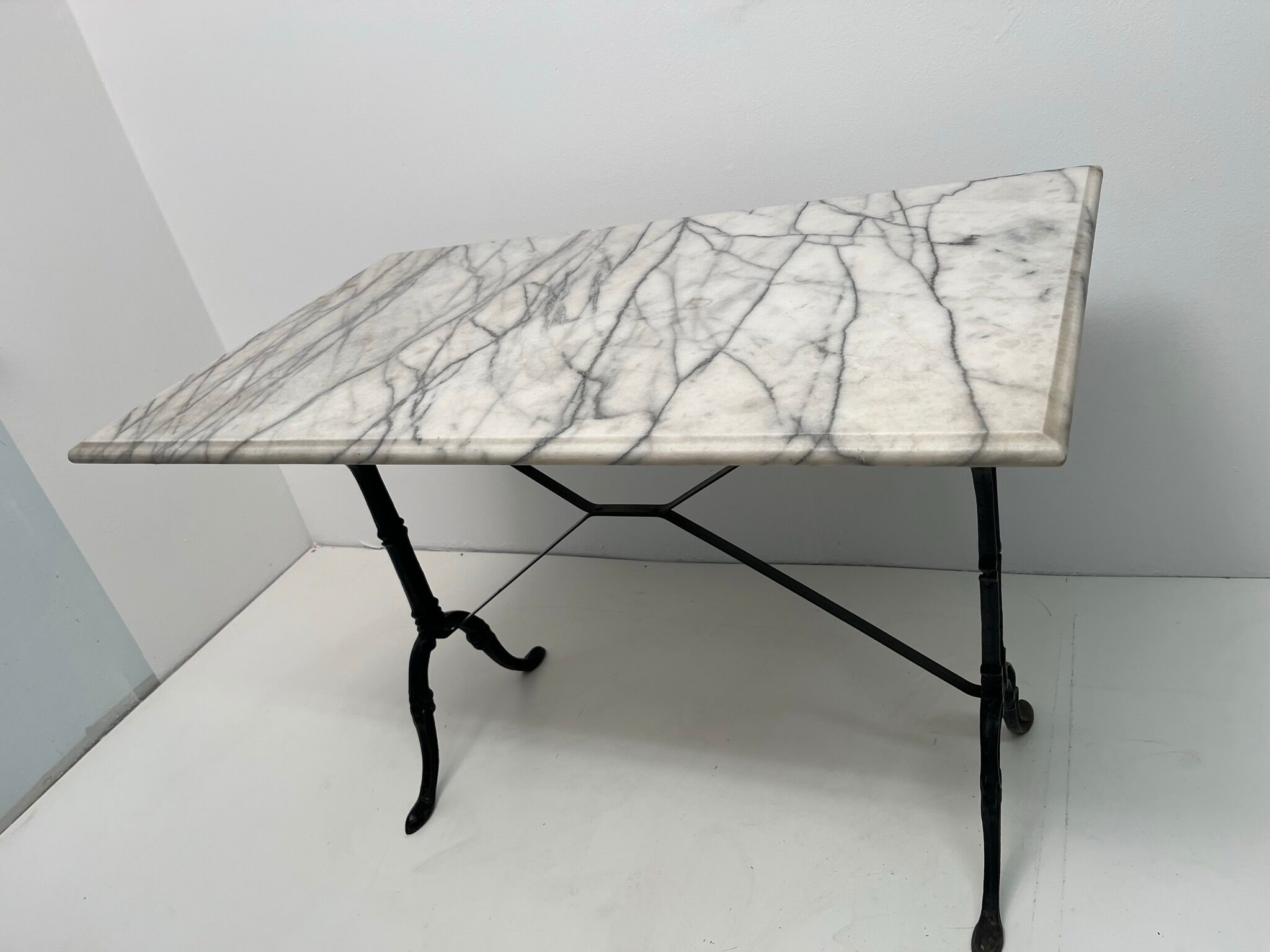Table bistrot marbre du début du XXe siècle